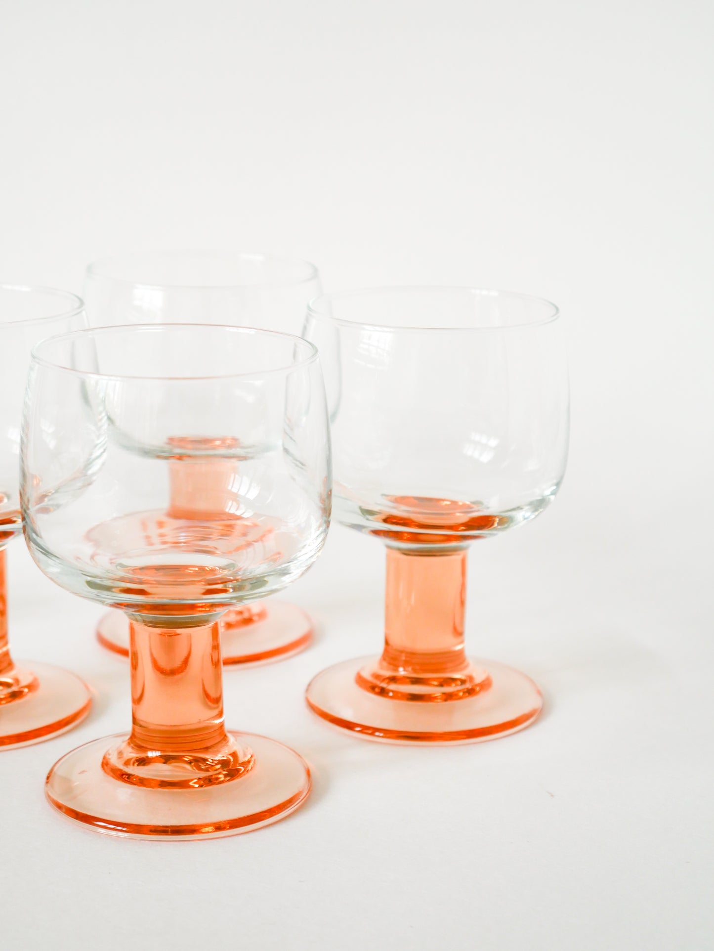 Lot de 5 verres à vin à pieds large, Rose, Design, 1970