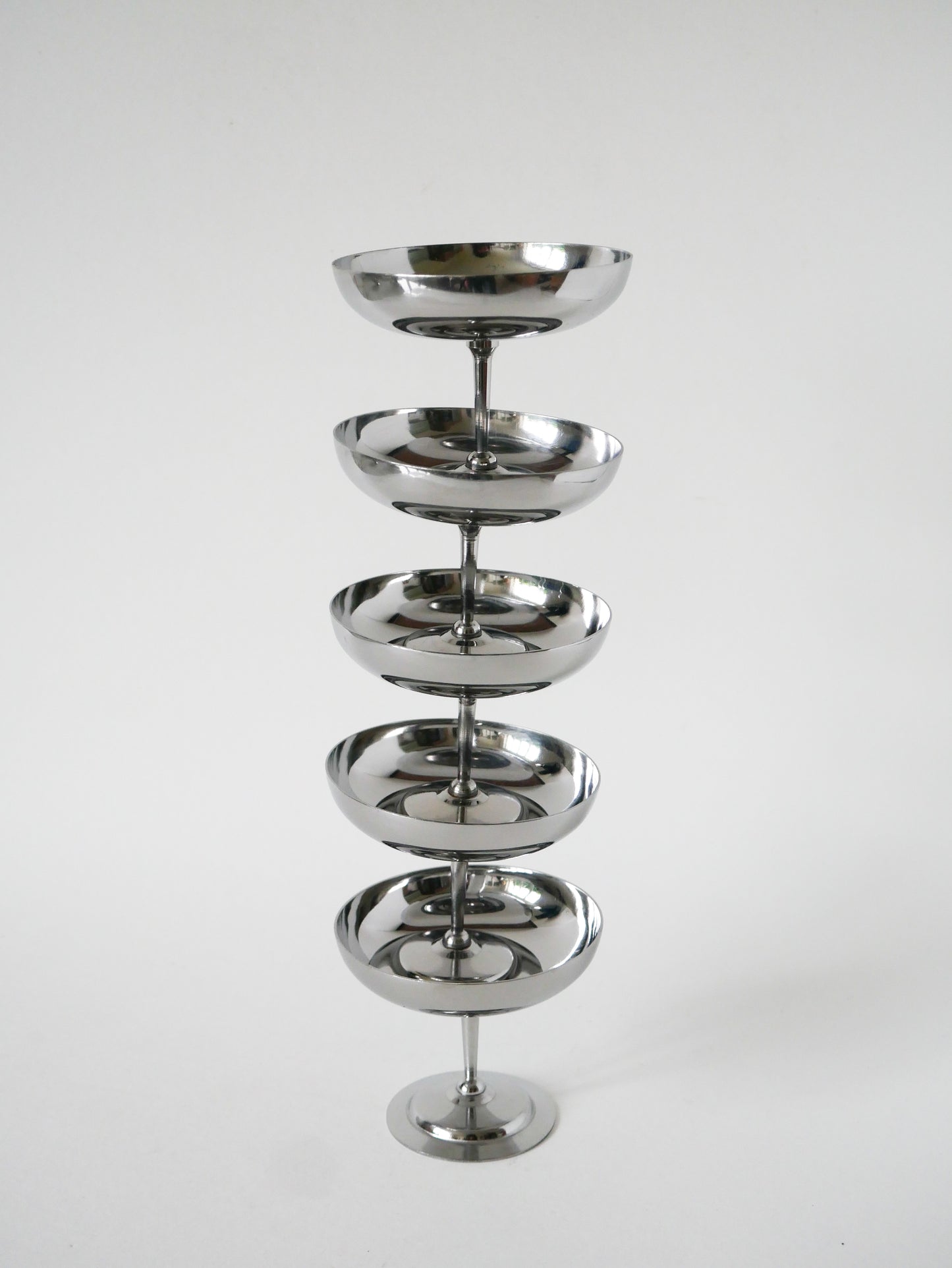 Lot de 5 coupes en inox, pieds haut et fin, Design, 1970  - 8 X 9 cm