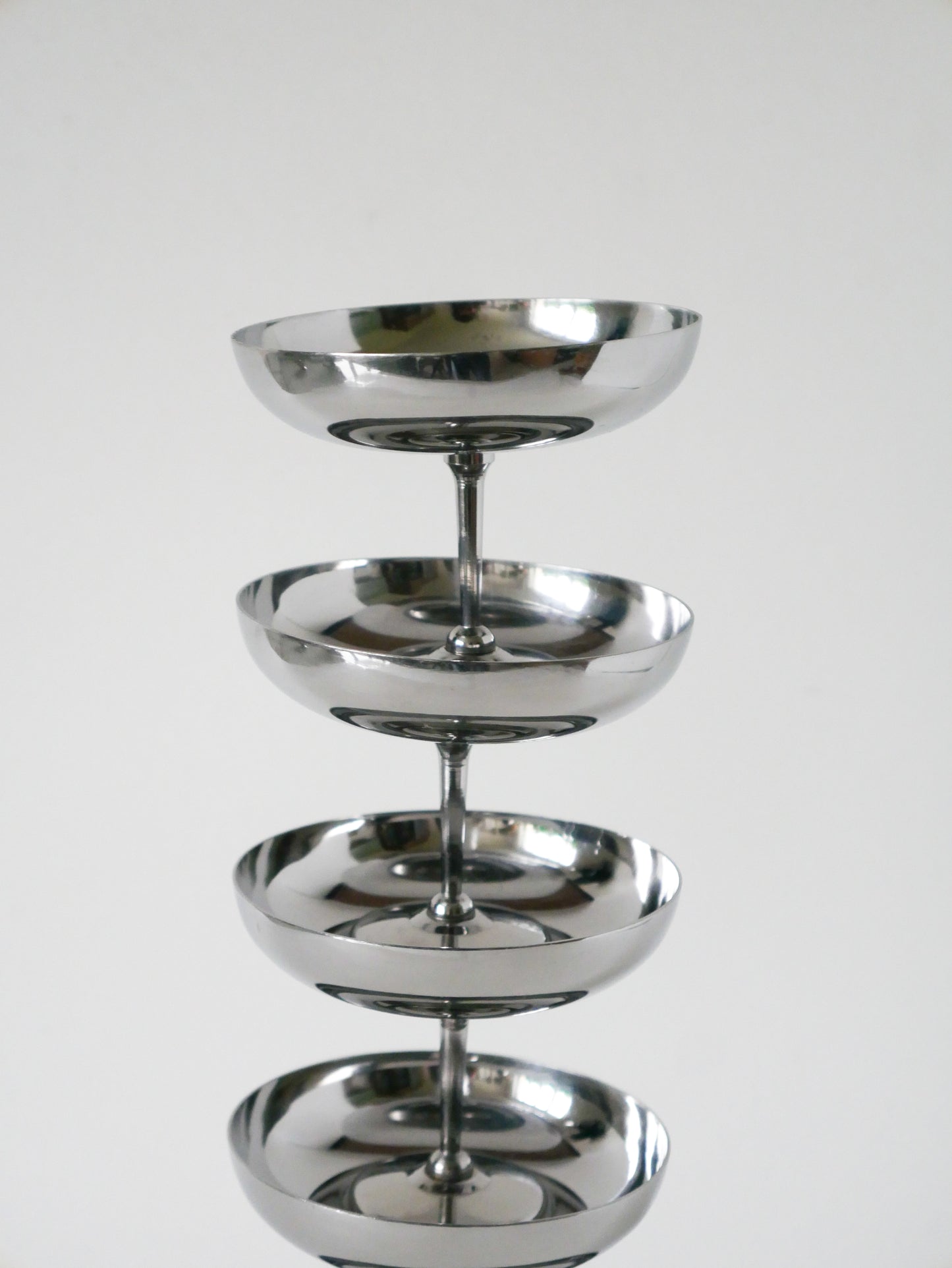 Lot de 5 coupes en inox, pieds haut et fin, Design, 1970  - 8 X 9 cm