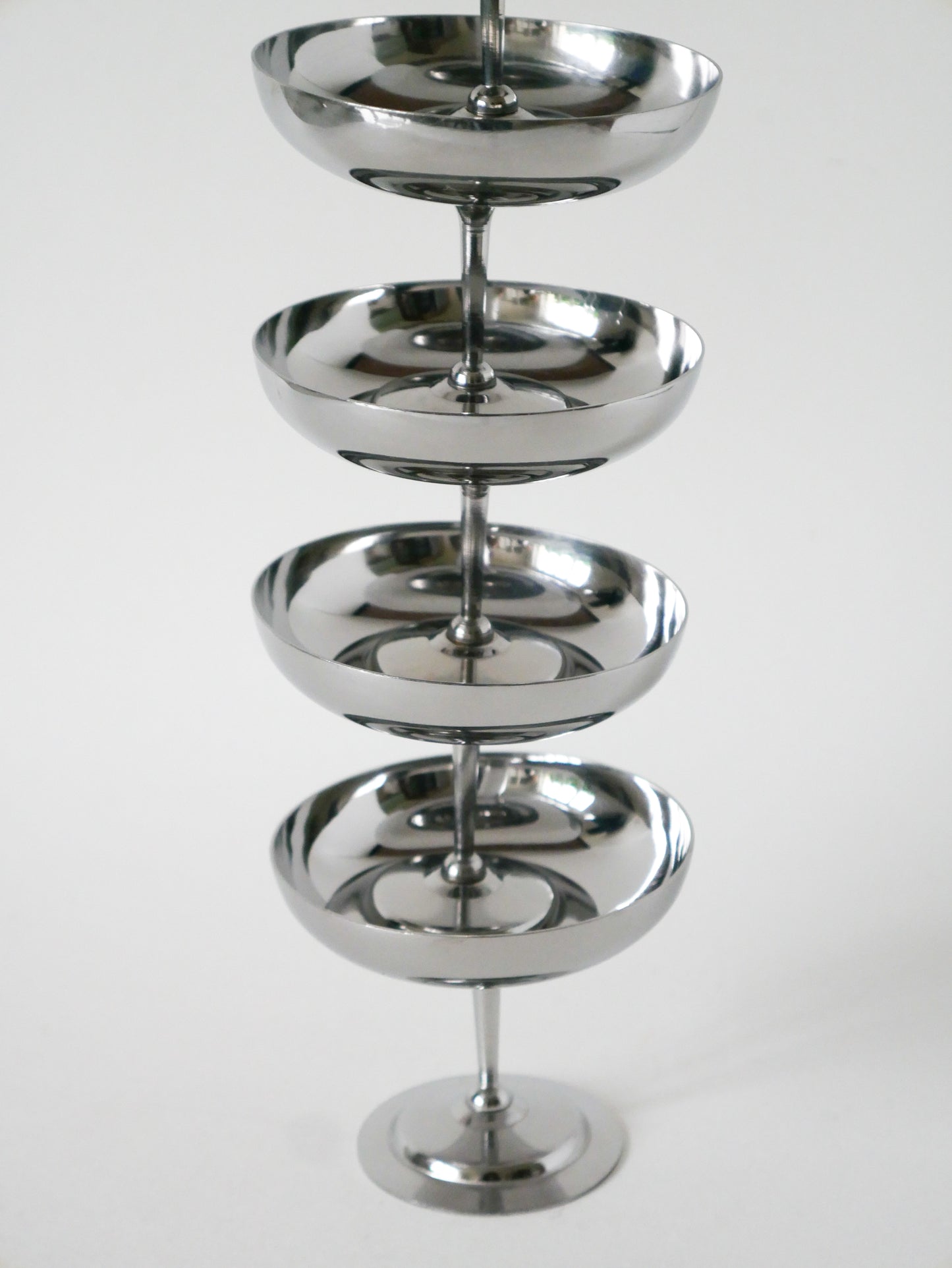 Lot de 5 coupes en inox, pieds haut et fin, Design, 1970  - 8 X 9 cm