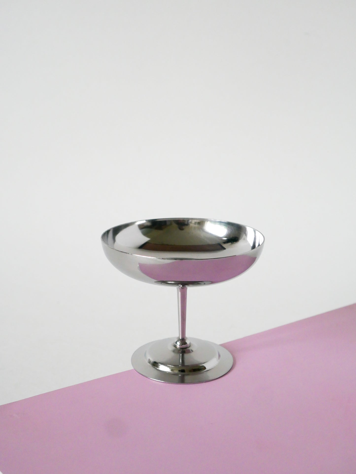 Lot de 5 coupes en inox, pieds haut et fin, Design, 1970  - 8 X 9 cm