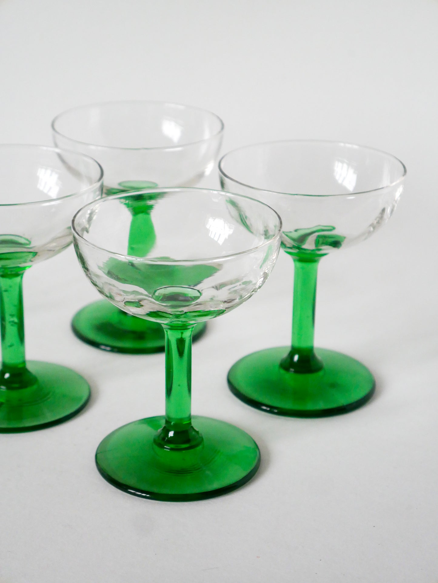 Lot de 5 coupes à champagne en verre soufflé, Vert, Design, 1970