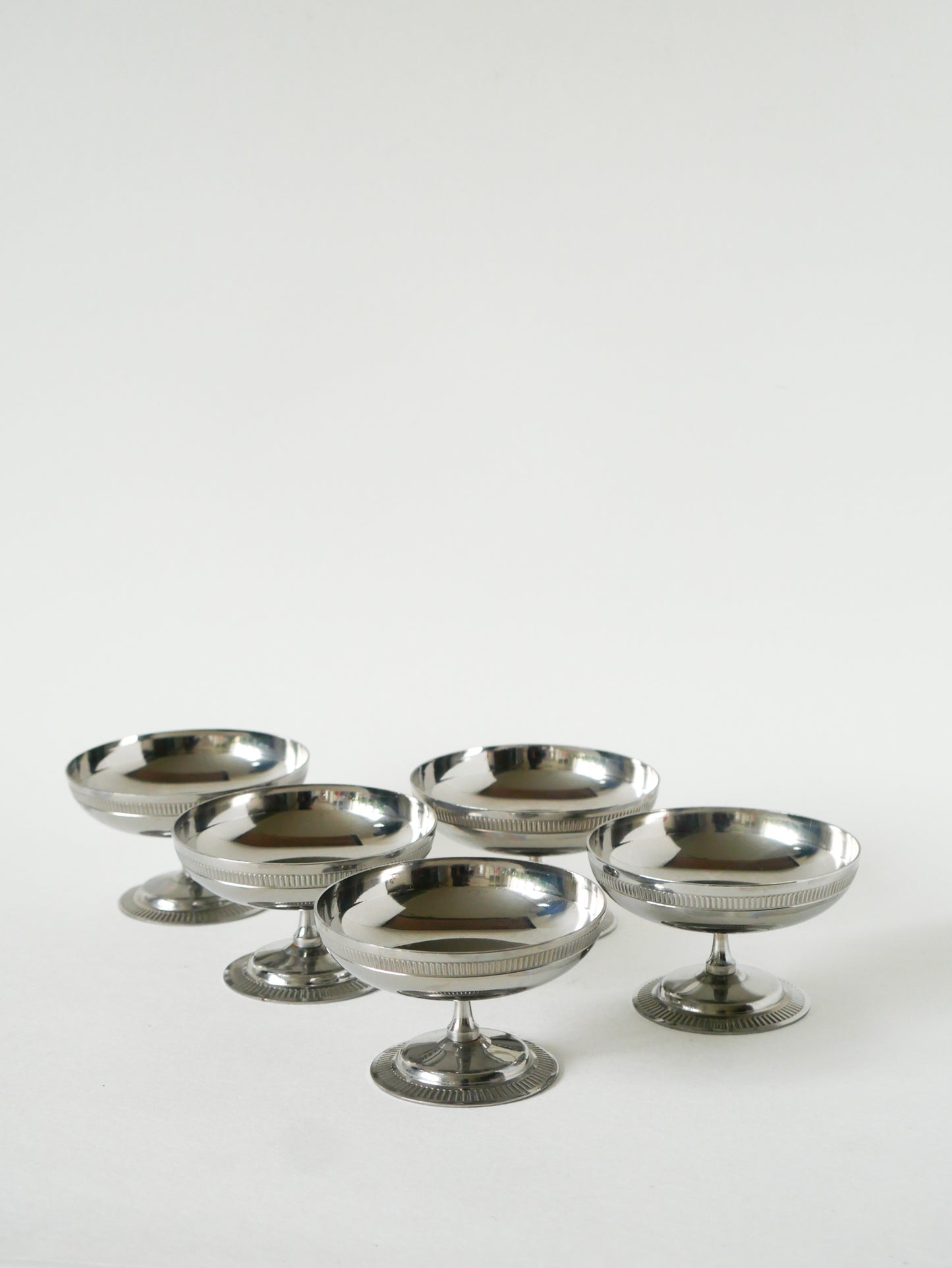 Ensemble de 5 coupes en inox mi-hautes, pieds fins, 1970 - 9 X 5.5 cm