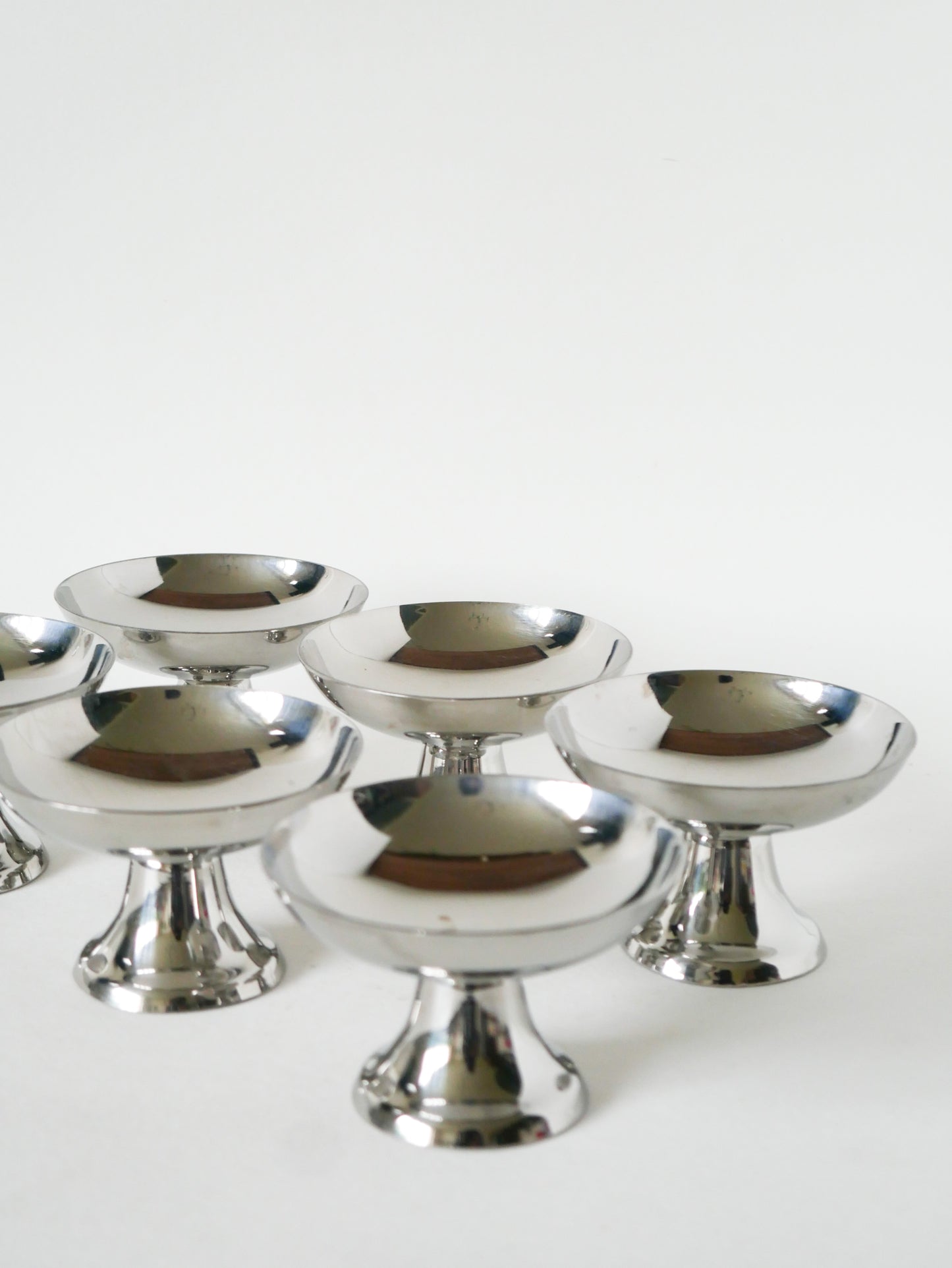 Ensemble de 6 coupes en inox hautes, pieds large, 1970