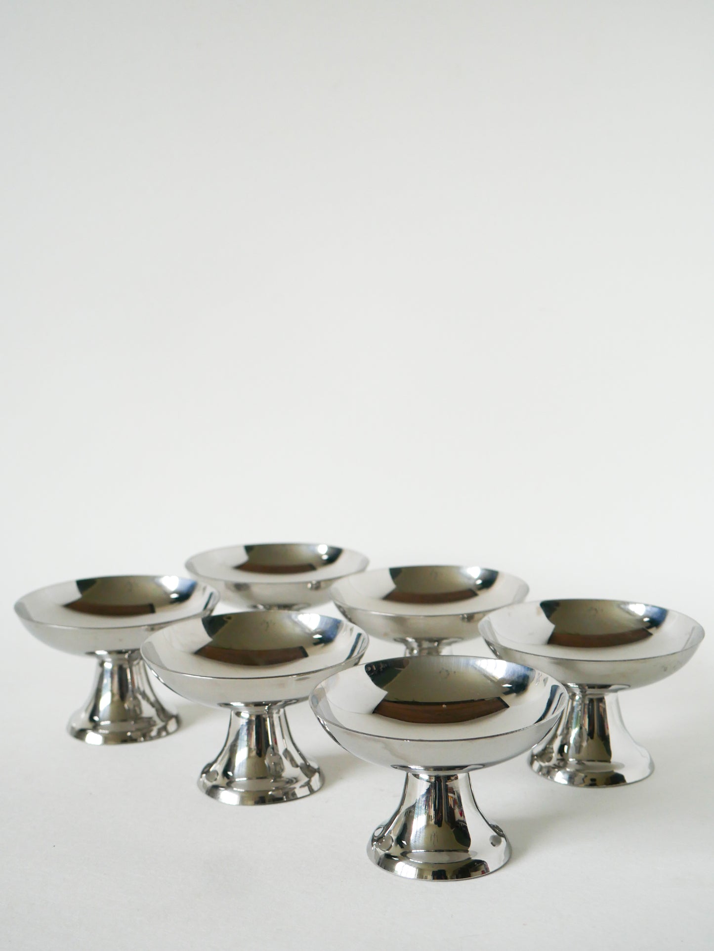 Ensemble de 6 coupes en inox hautes, pieds large, 1970 - 9 X 6 cm