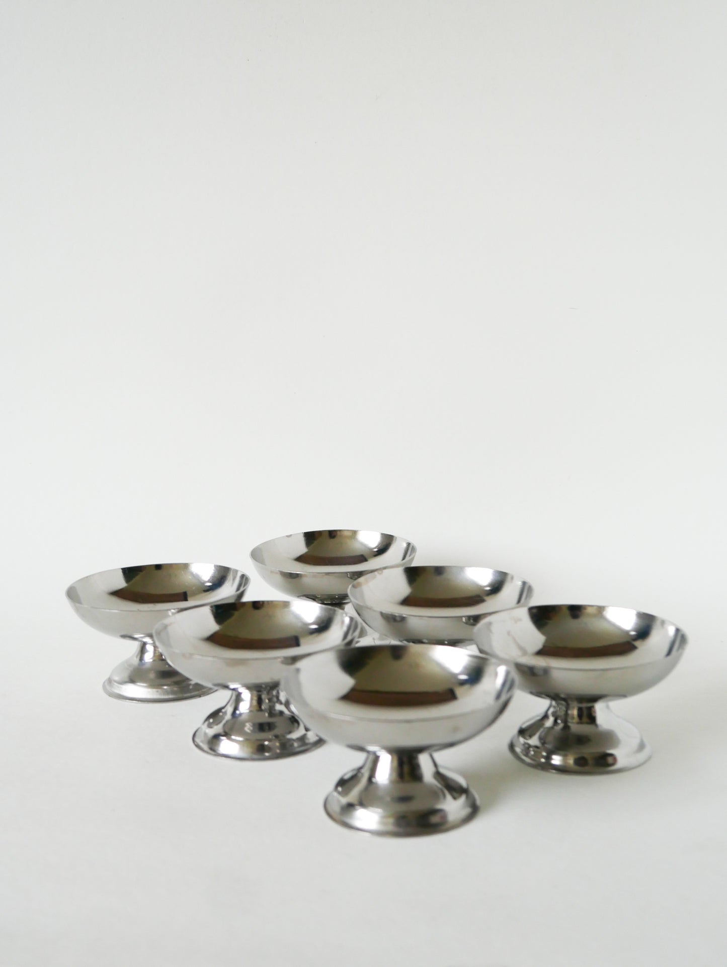 Ensemble de 6 coupes en inox mi-hautes, pieds large, 1970