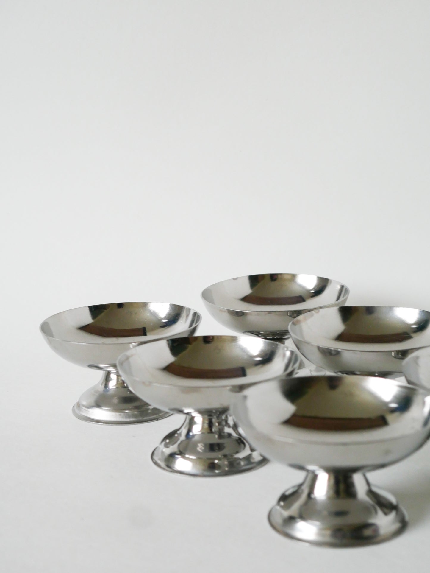 Ensemble de 6 coupes en inox mi-hautes, pieds large, 1970