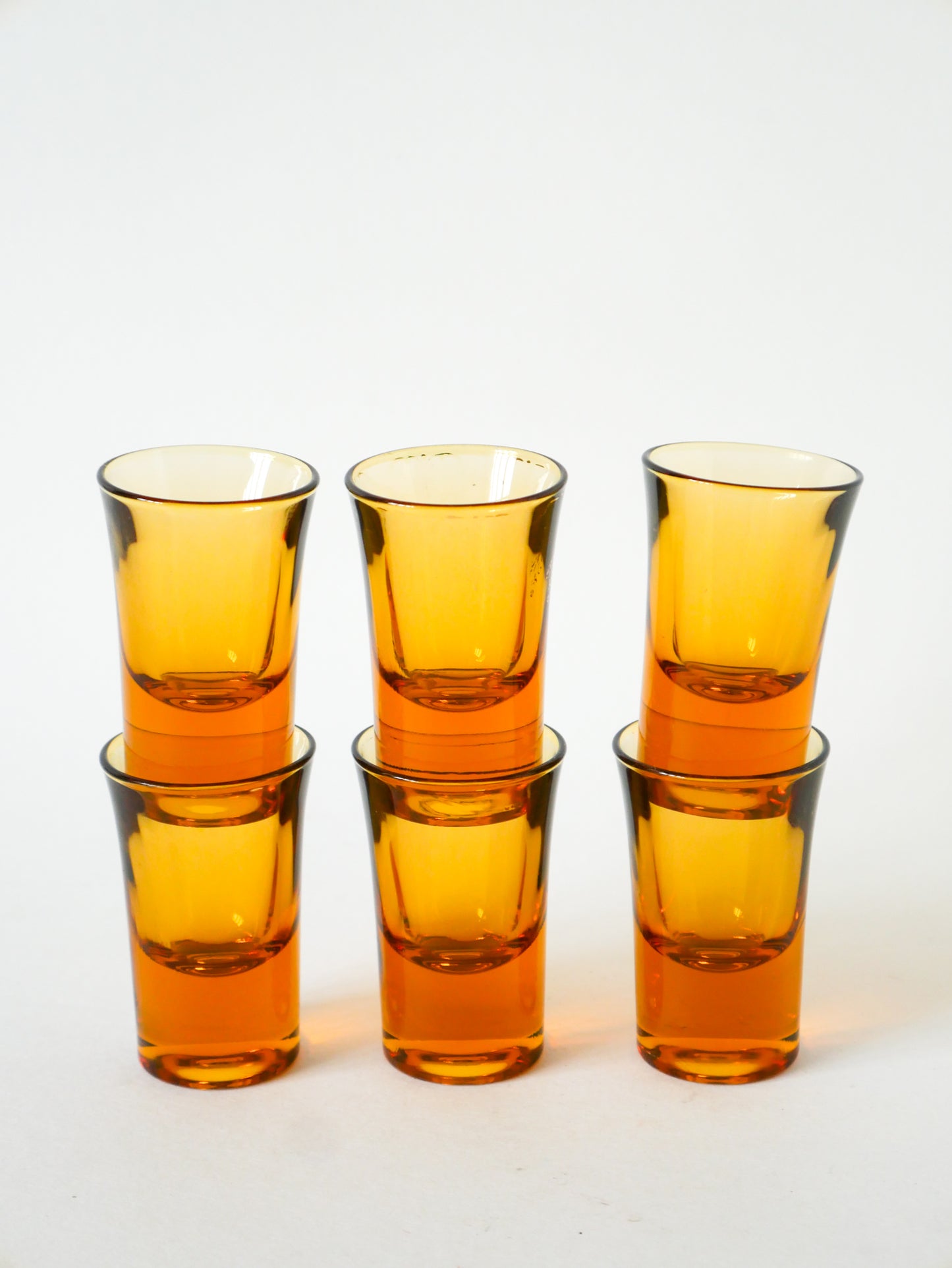 Ensemble de 6 verres à liqueur en verre ambré, Design, 1970