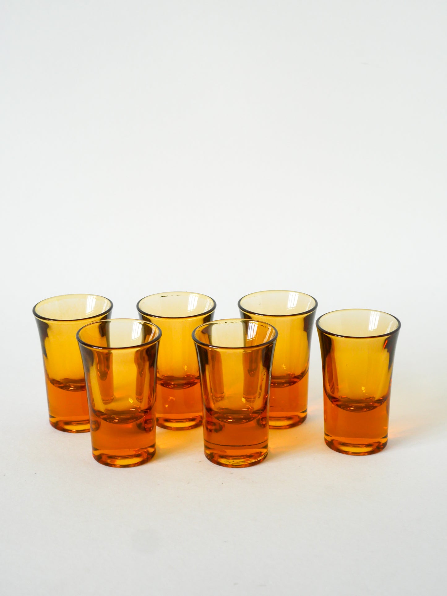 Ensemble de 6 verres à liqueur en verre ambré, Design, 1970