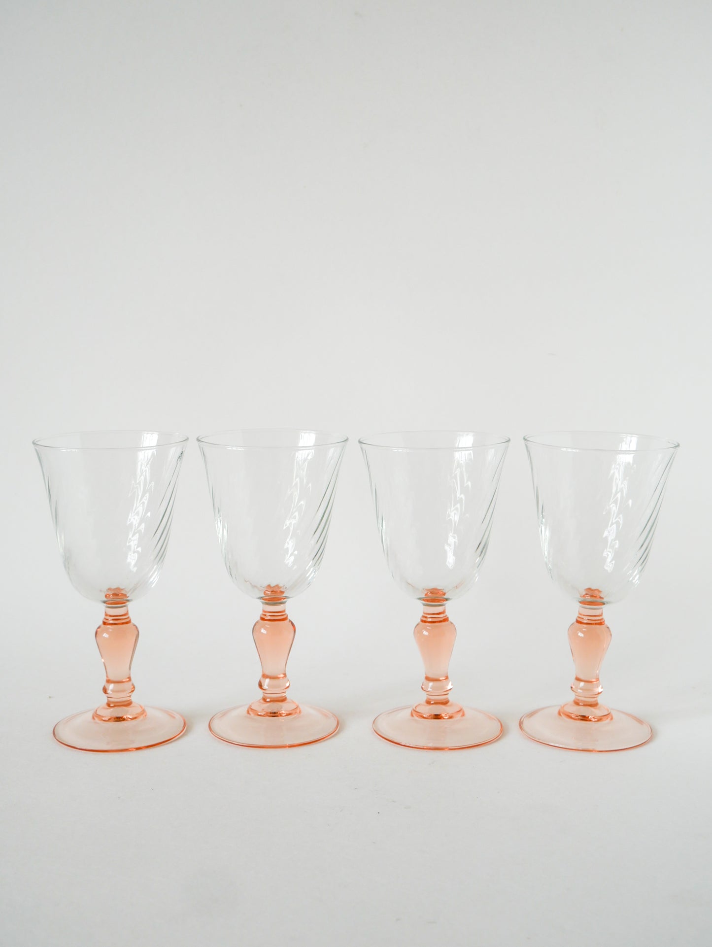 Lot de 4 verres à vin en verre rose, Rosaline, 1970