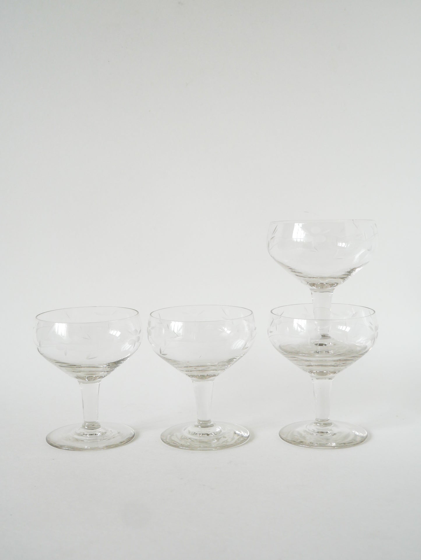 Ensemble de 4 coupes à champagne en cristal gravé, 1950