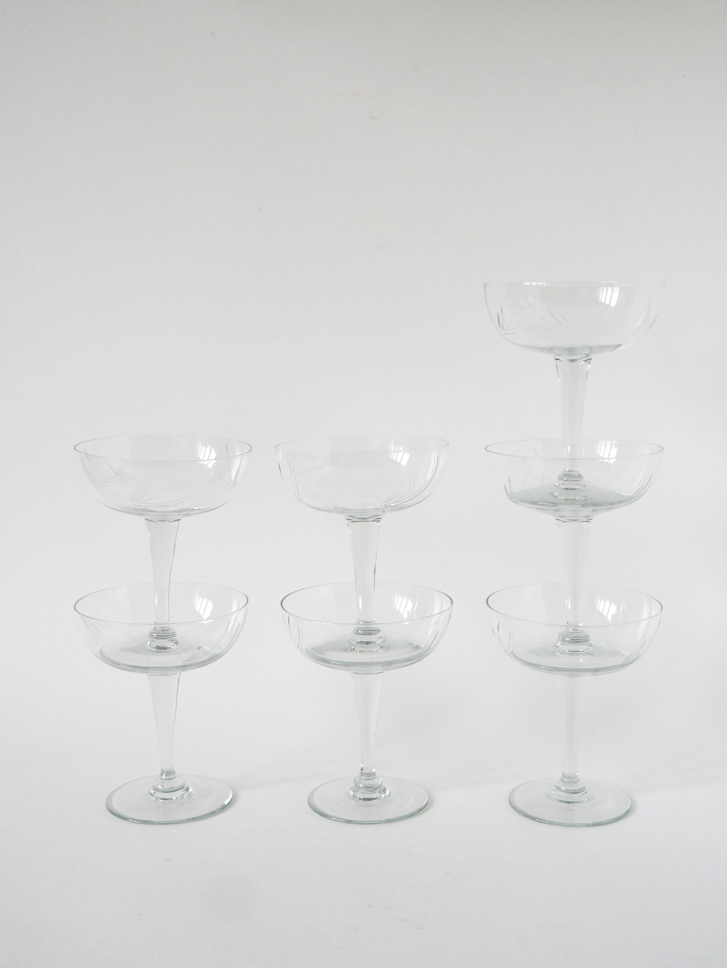 Ensemble de 7 coupes à champagne en cristal gravé, 1940