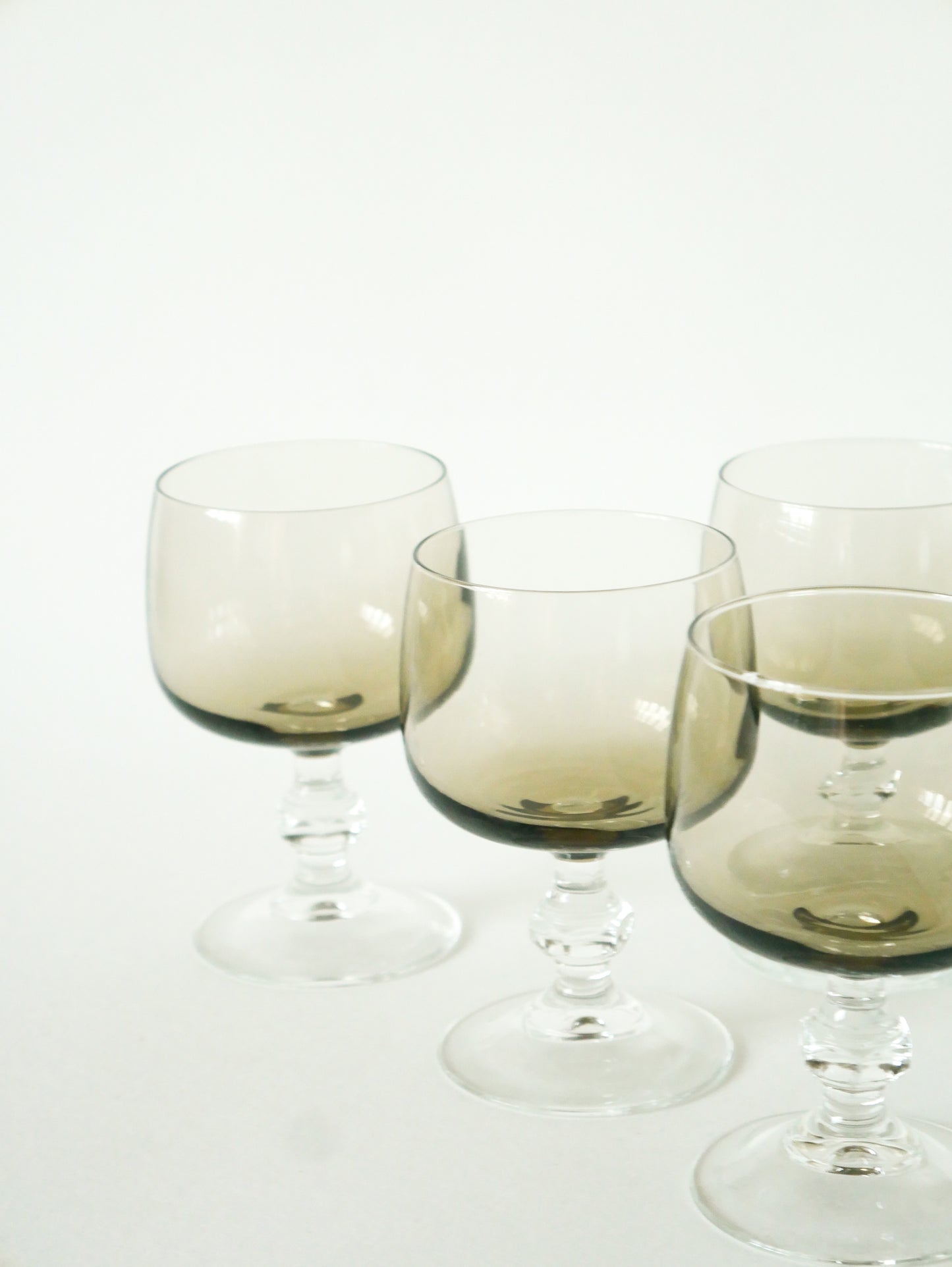 Lot de 5 verres à vin en verre fumé, 1970