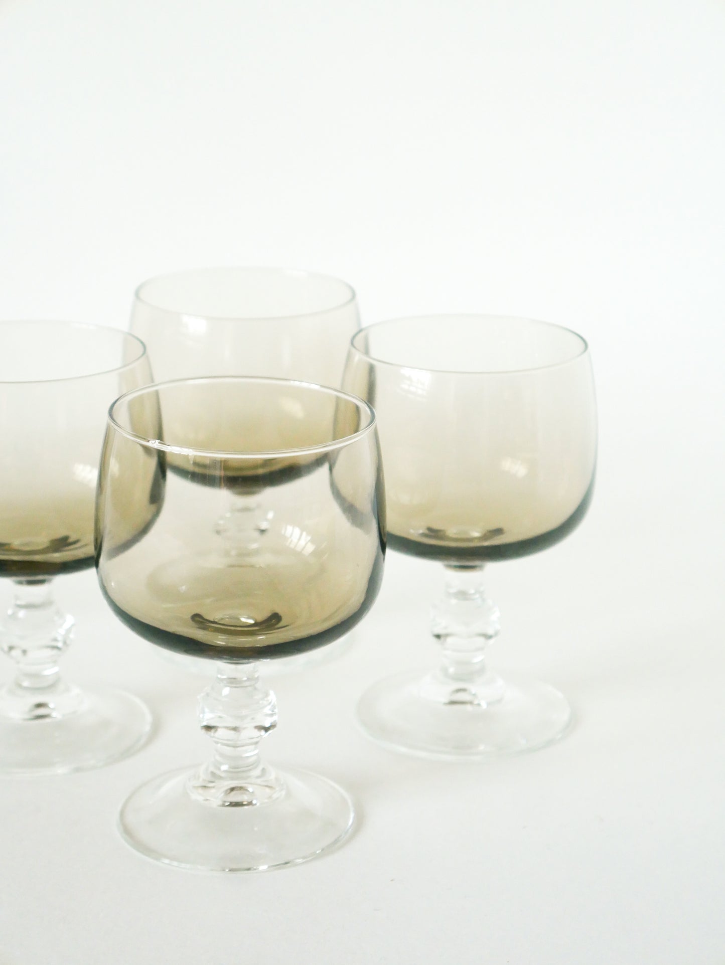 Lot de 5 verres à vin en verre fumé, 1970