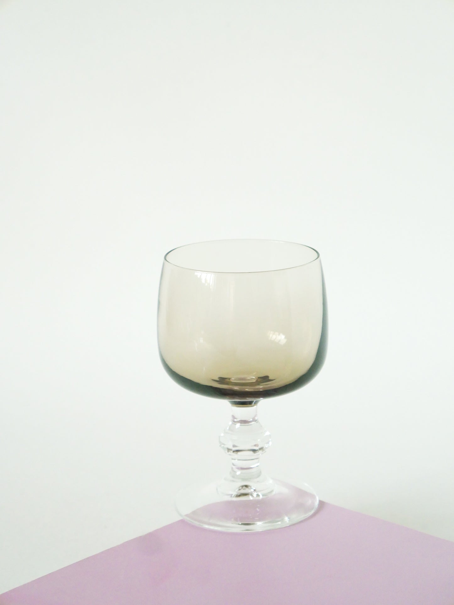 Lot de 5 verres à vin en verre fumé, 1970