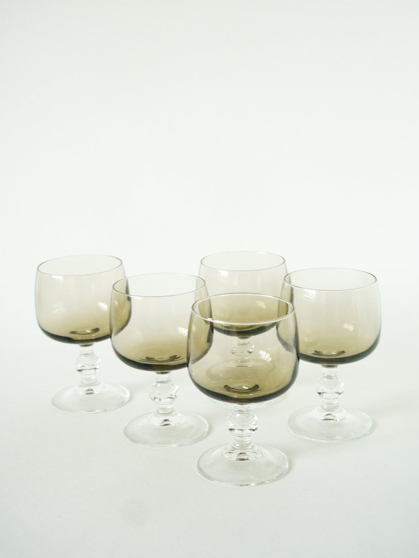 Lot de 5 verres à vin en verre fumé, 1970