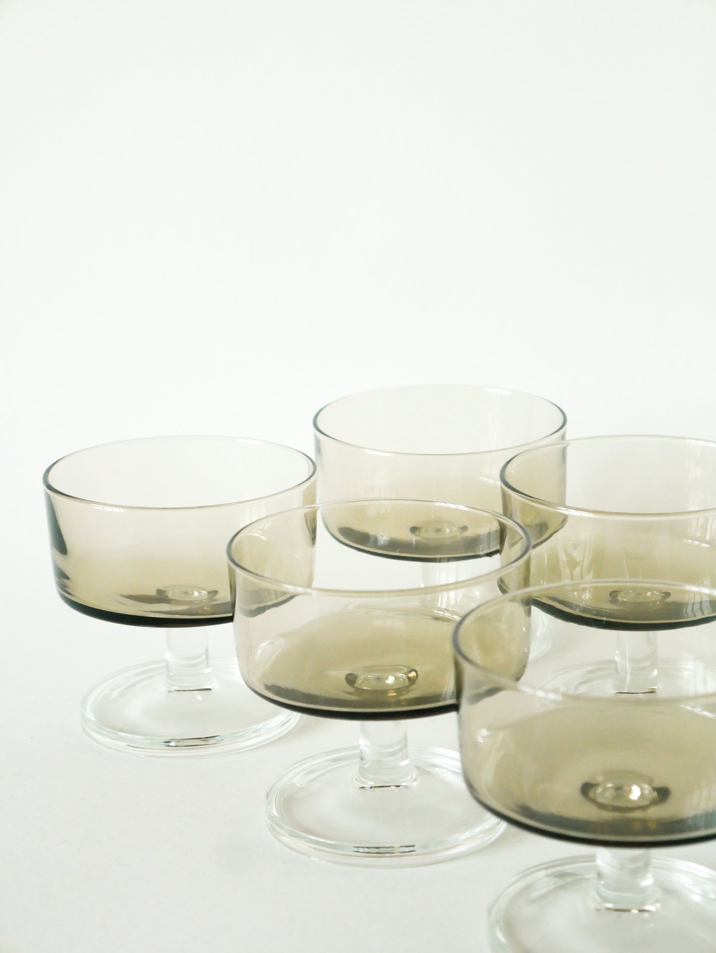 Ensemble de 6 coupes à champagne en verre fumé, Design, 1970