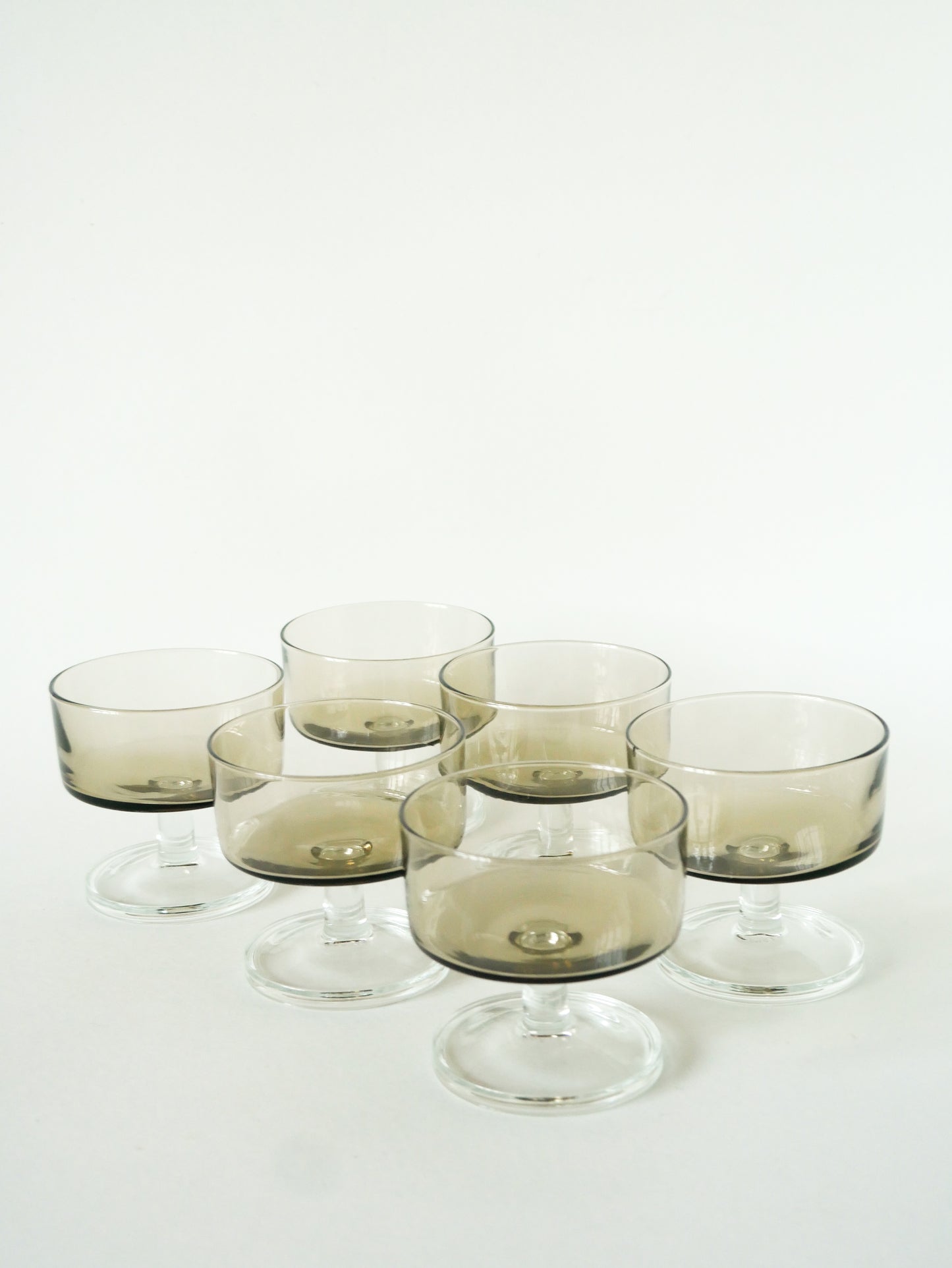 Ensemble de 6 coupes à champagne en verre fumé, Design, 1970