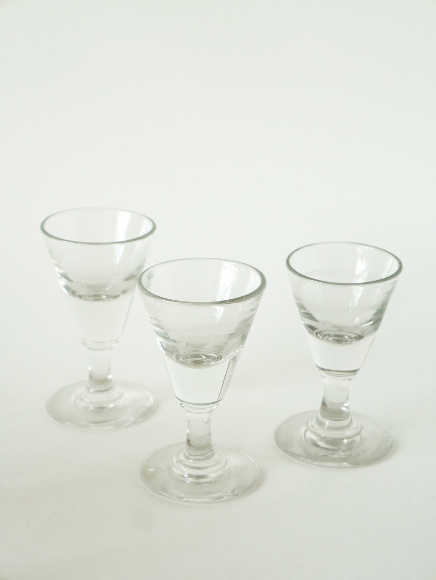 Ensemble de 7 verres à liqueur / absinthe dépareillés, 1930