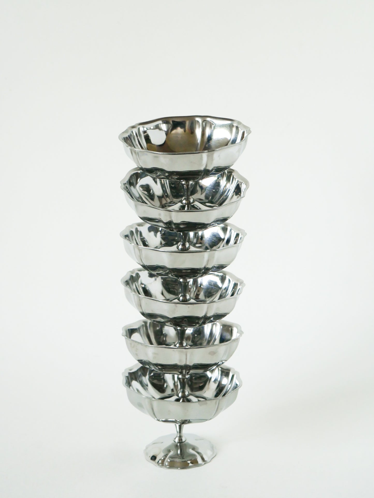 Lot de 6 coupes à glace en inox mi-hautes, pieds fins travaillés, Design, 1970 - 8.5 X 6 cm