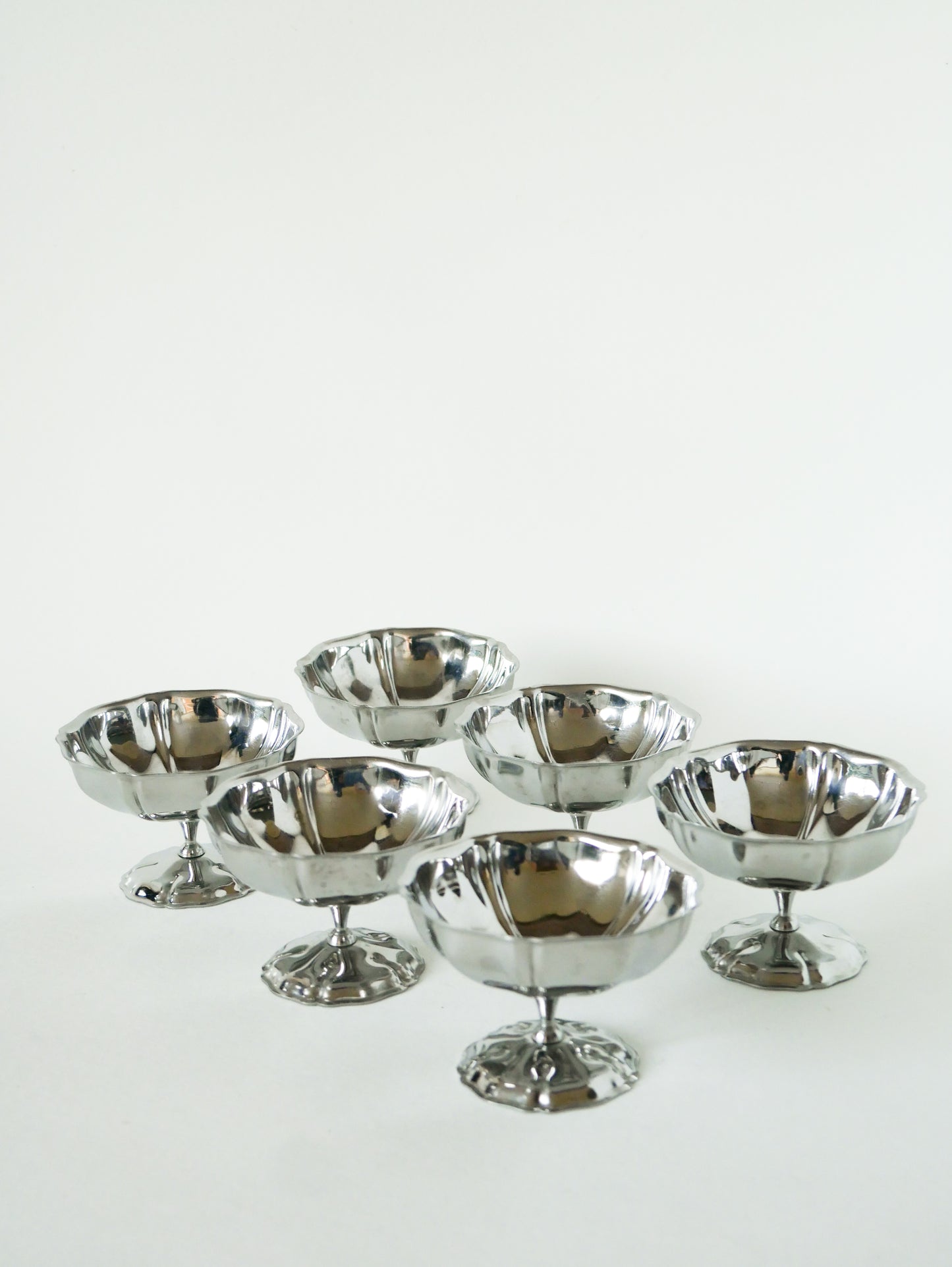 Lot de 6 coupes à glace en inox mi-hautes, pieds fins travaillés, Design, 1970