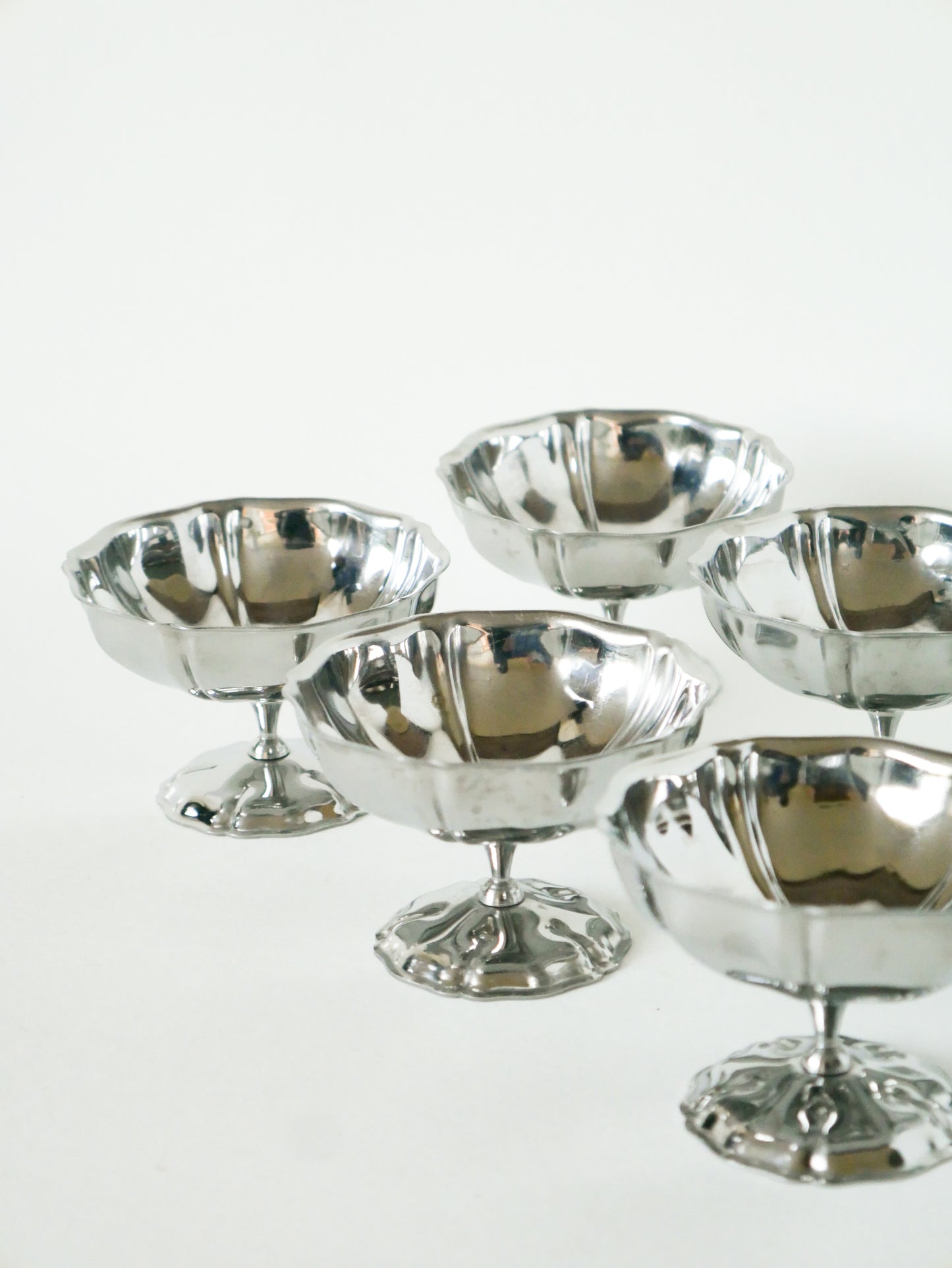 Lot de 6 coupes à glace en inox mi-hautes, pieds fins travaillés, Design, 1970