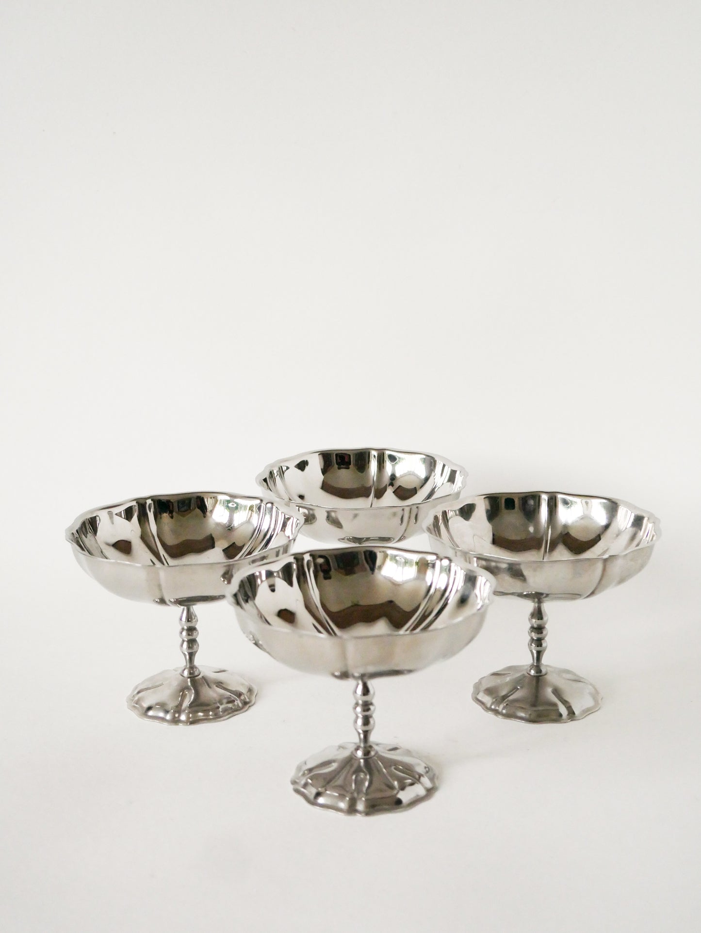 Ensemble de 4 coupes en inox à pied haut, fin et travaillé, Design, 1970