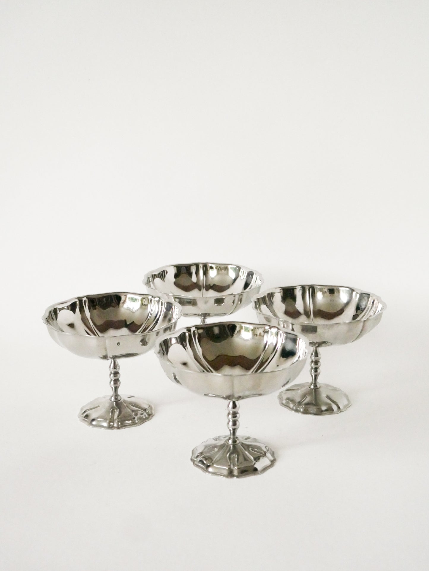 Ensemble de 4 coupes en inox à pied haut, fin et travaillé, Design, 1970