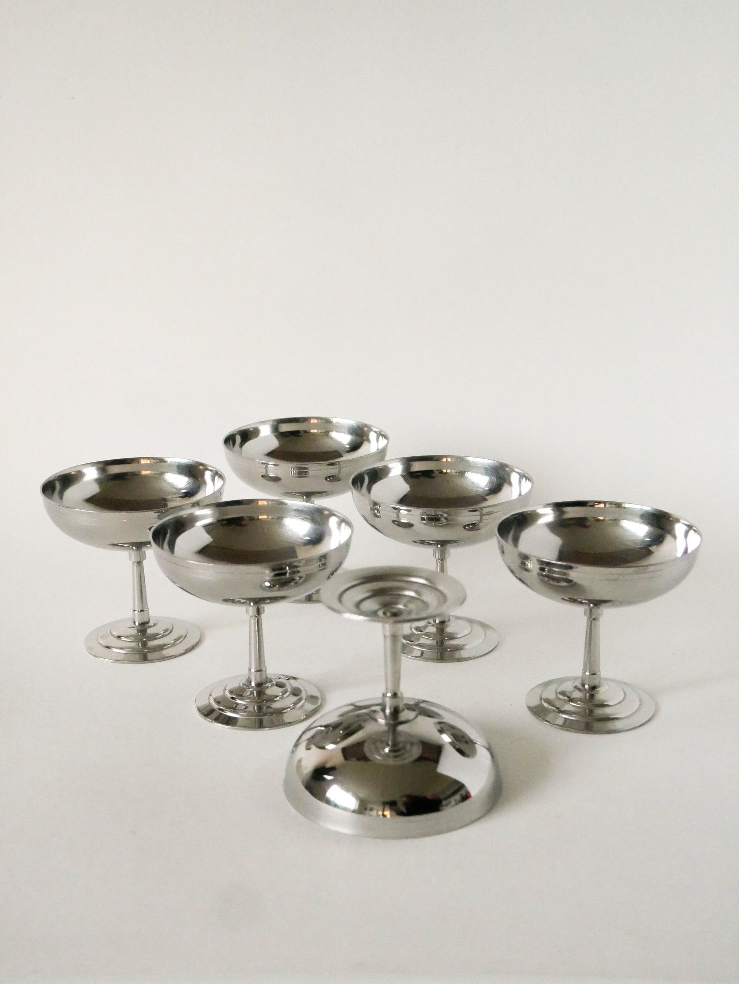 Ensemble de 6 coupes en inox hautes Létang Rémy, pied fin, Design, 1970