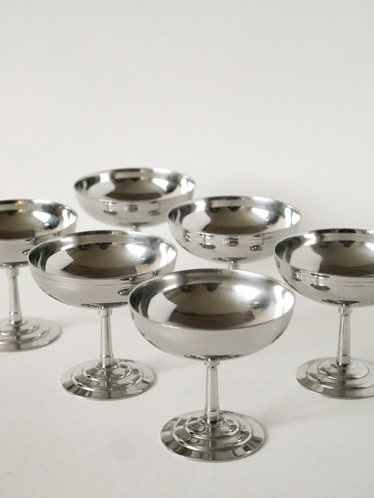 Ensemble de 6 coupes en inox hautes Létang Rémy, pied fin, Design, 1970