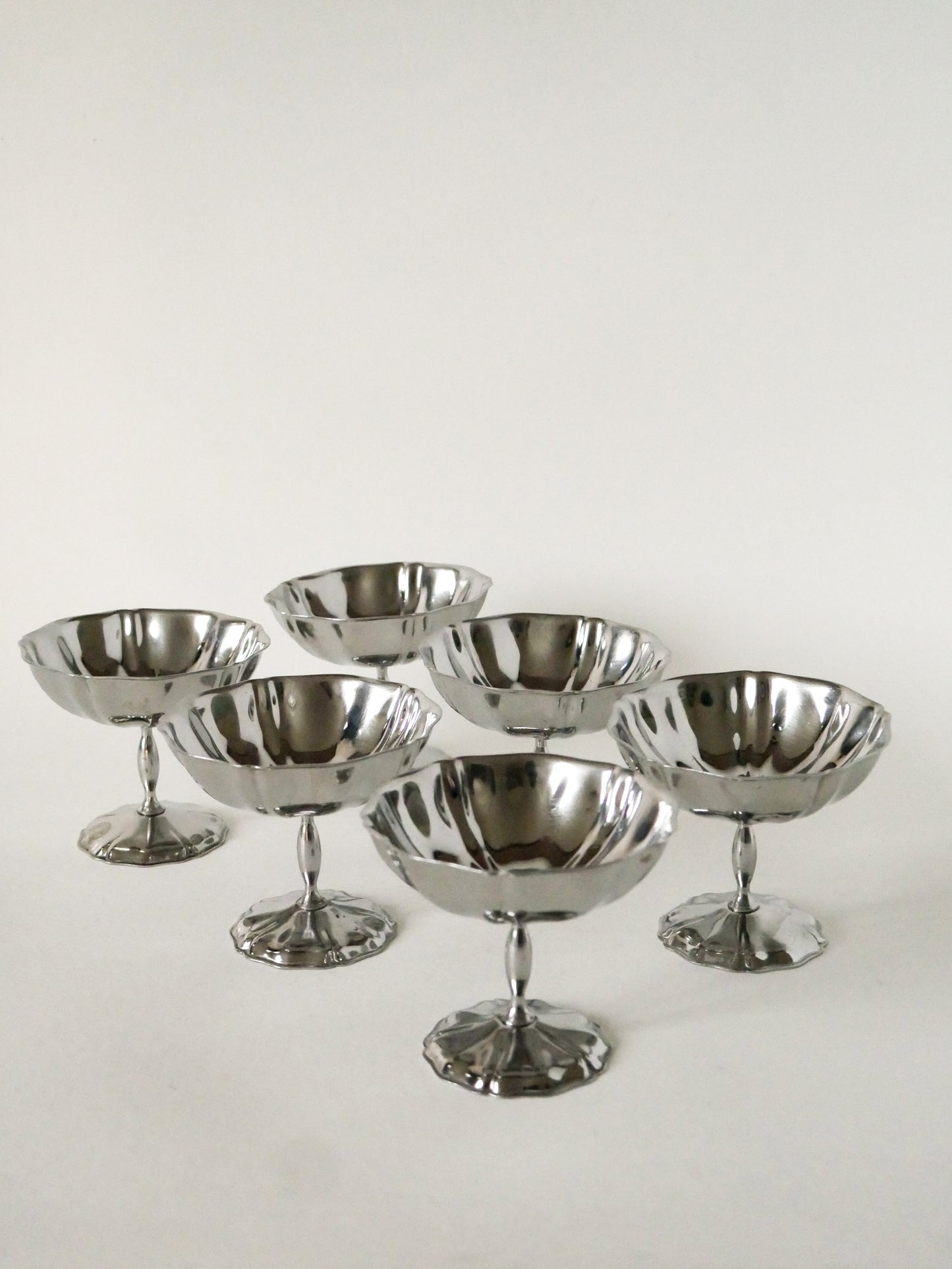 Ensemble de 6 coupes en inox hautes, pied fin et travaillé, Design, 1970