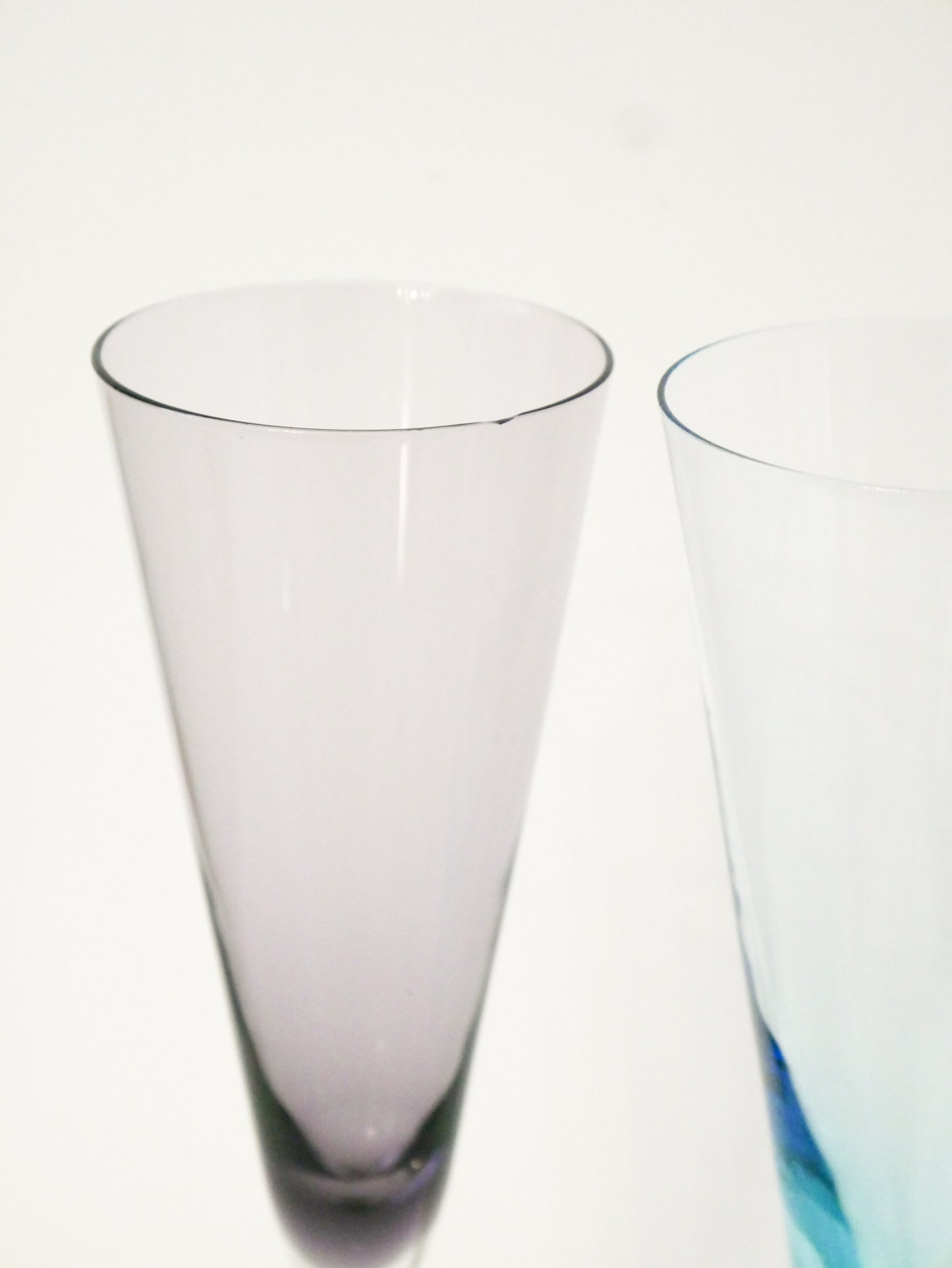 Ensemble de 5 flûtes à champagne en verre coloré, Design, 1970