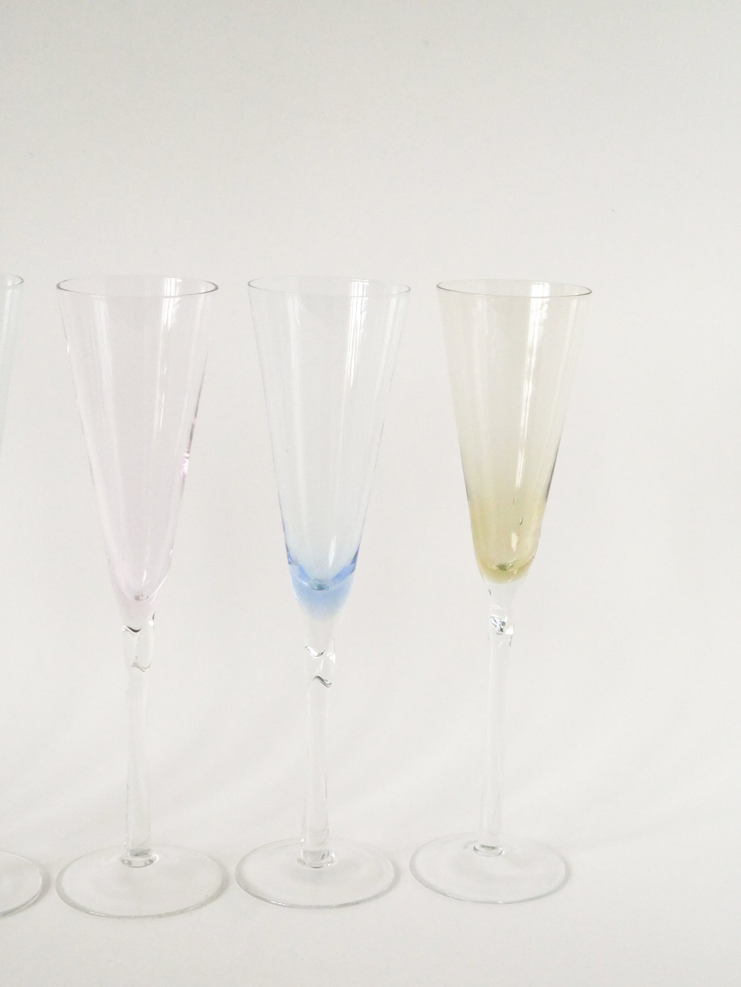 Ensemble de 5 flûtes à champagne en verre coloré, Design, 1970