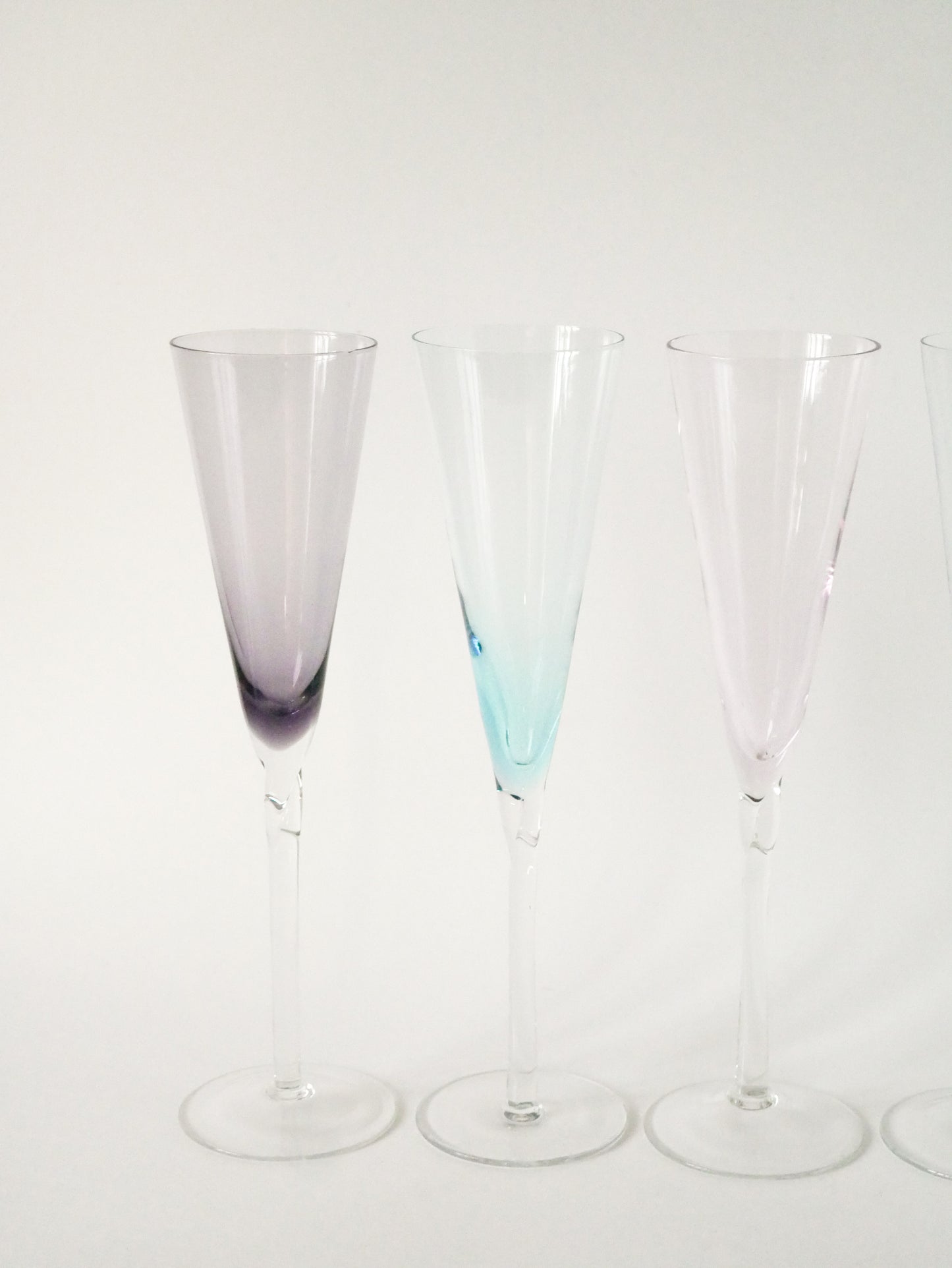 Ensemble de 5 flûtes à champagne en verre coloré, Design, 1970