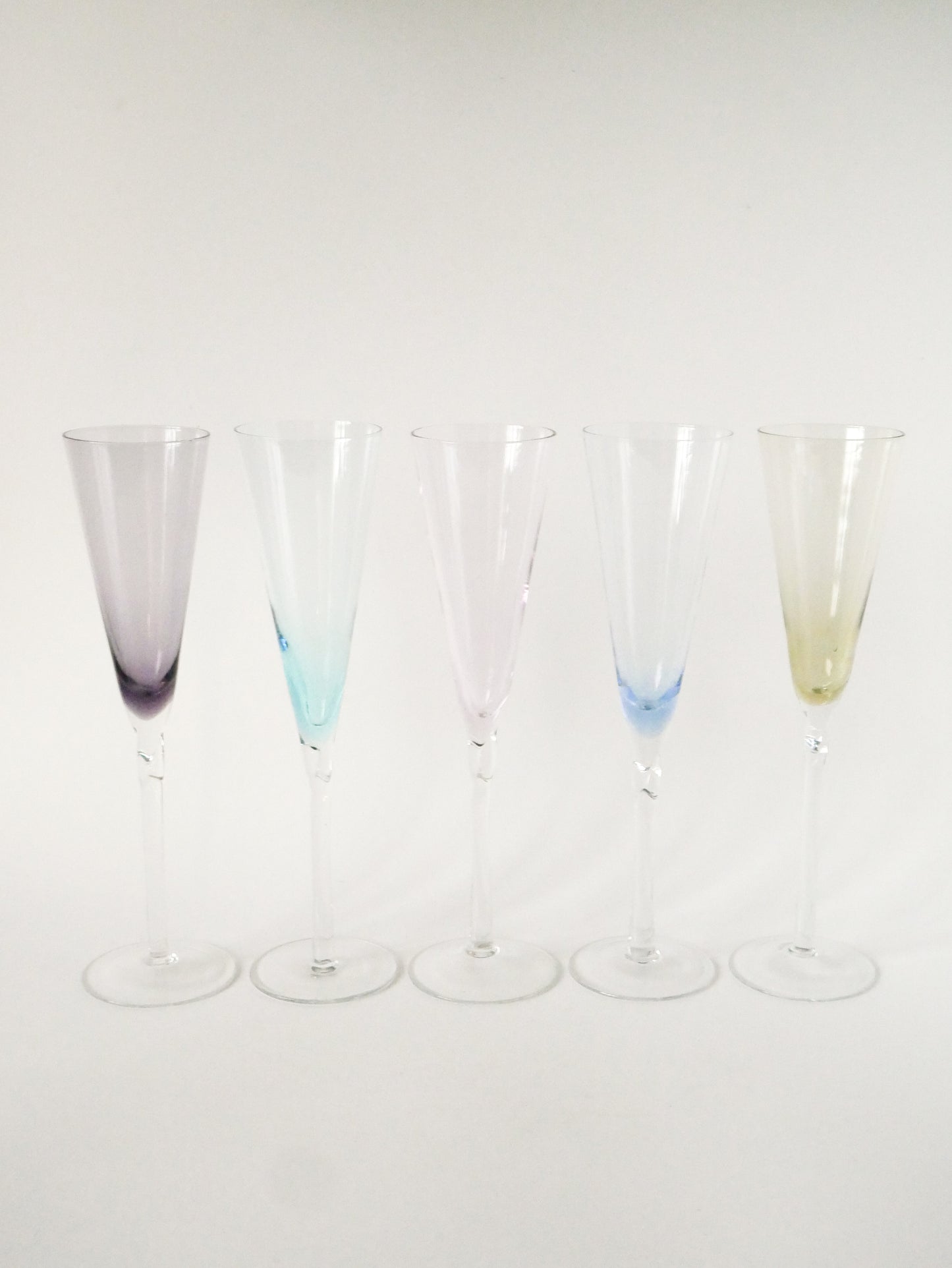 Ensemble de 5 flûtes à champagne en verre coloré, Design, 1970