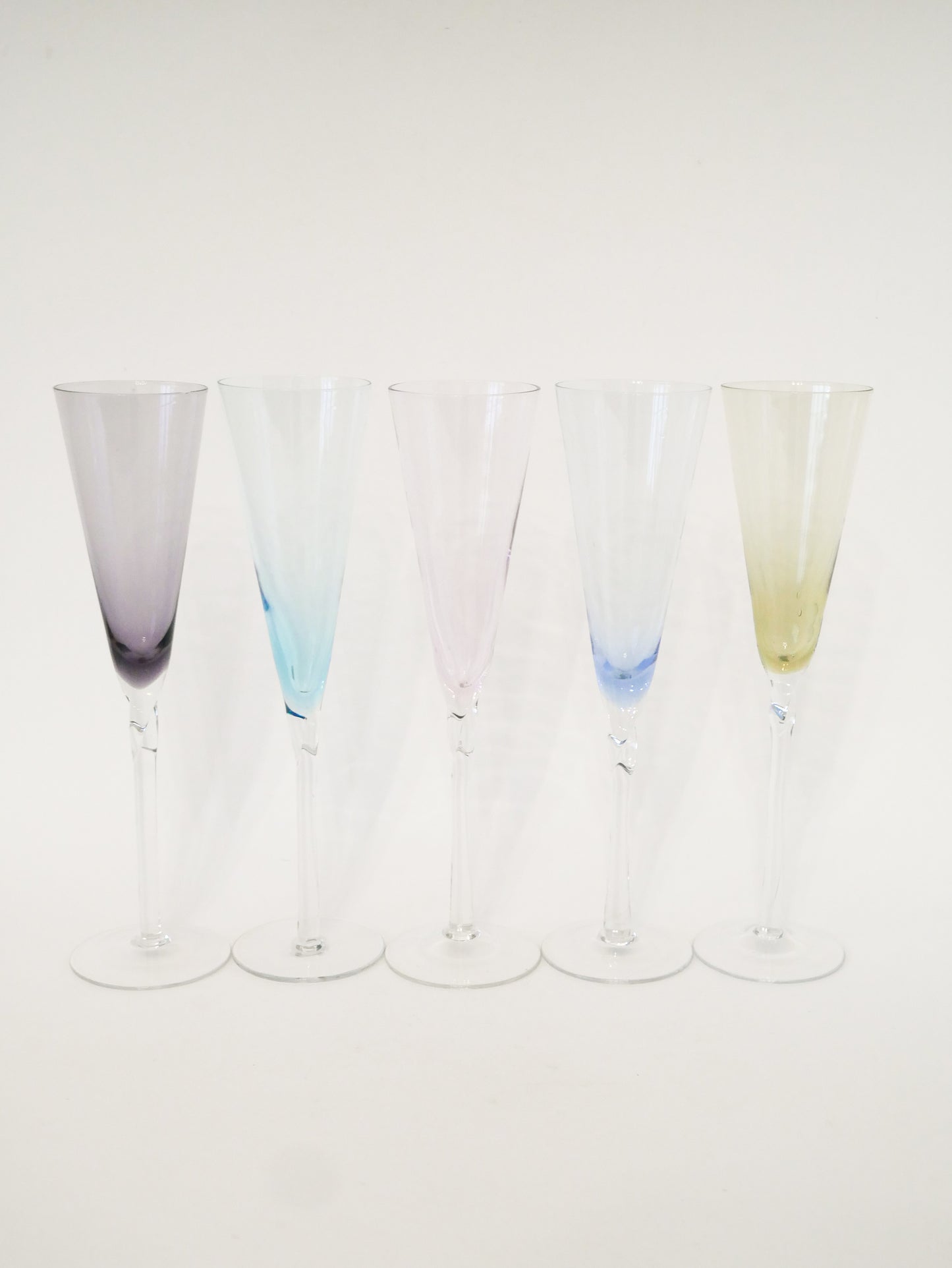 Ensemble de 5 flûtes à champagne en verre coloré, Design, 1970