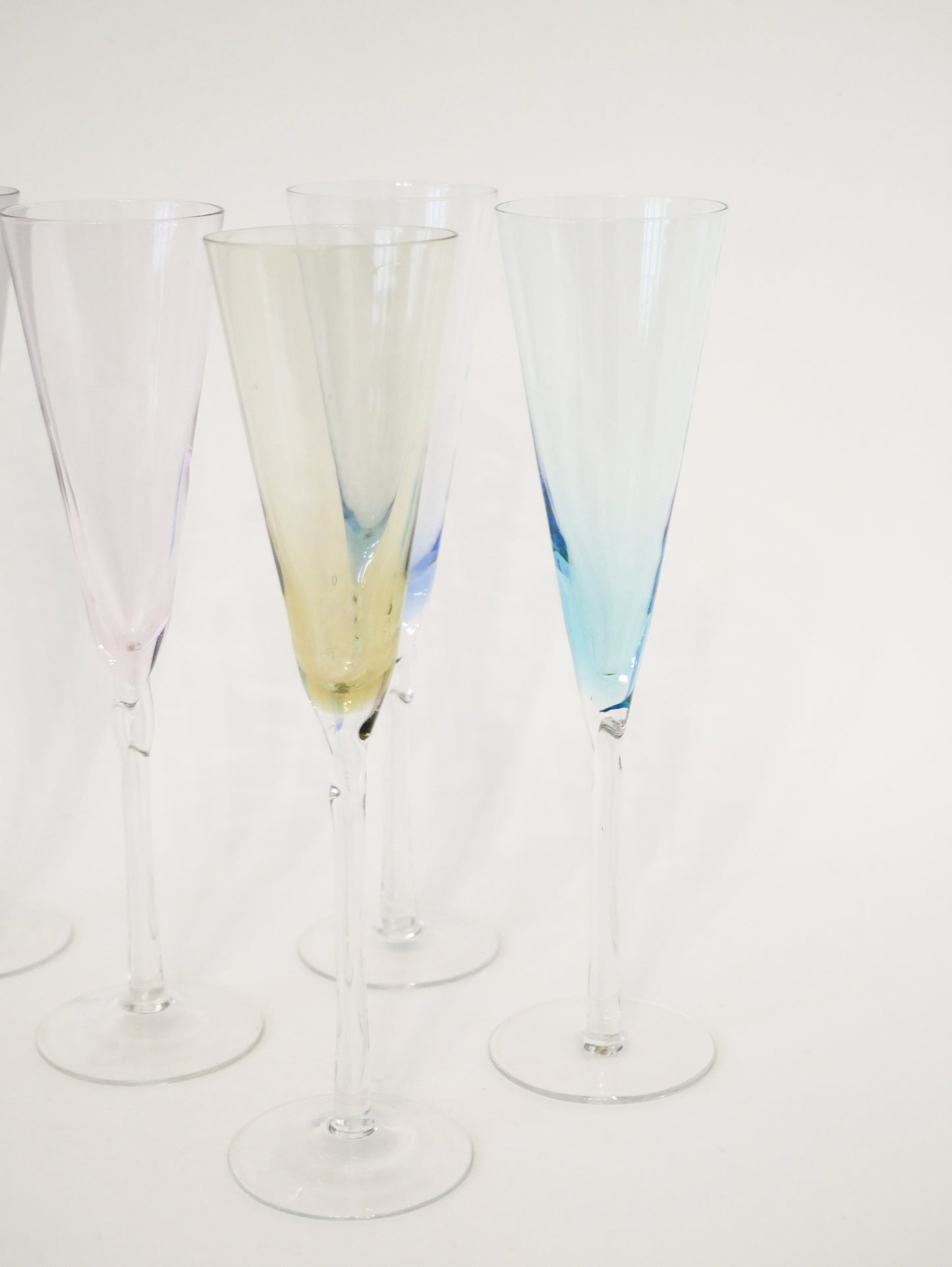 Ensemble de 5 flûtes à champagne en verre coloré, Design, 1970