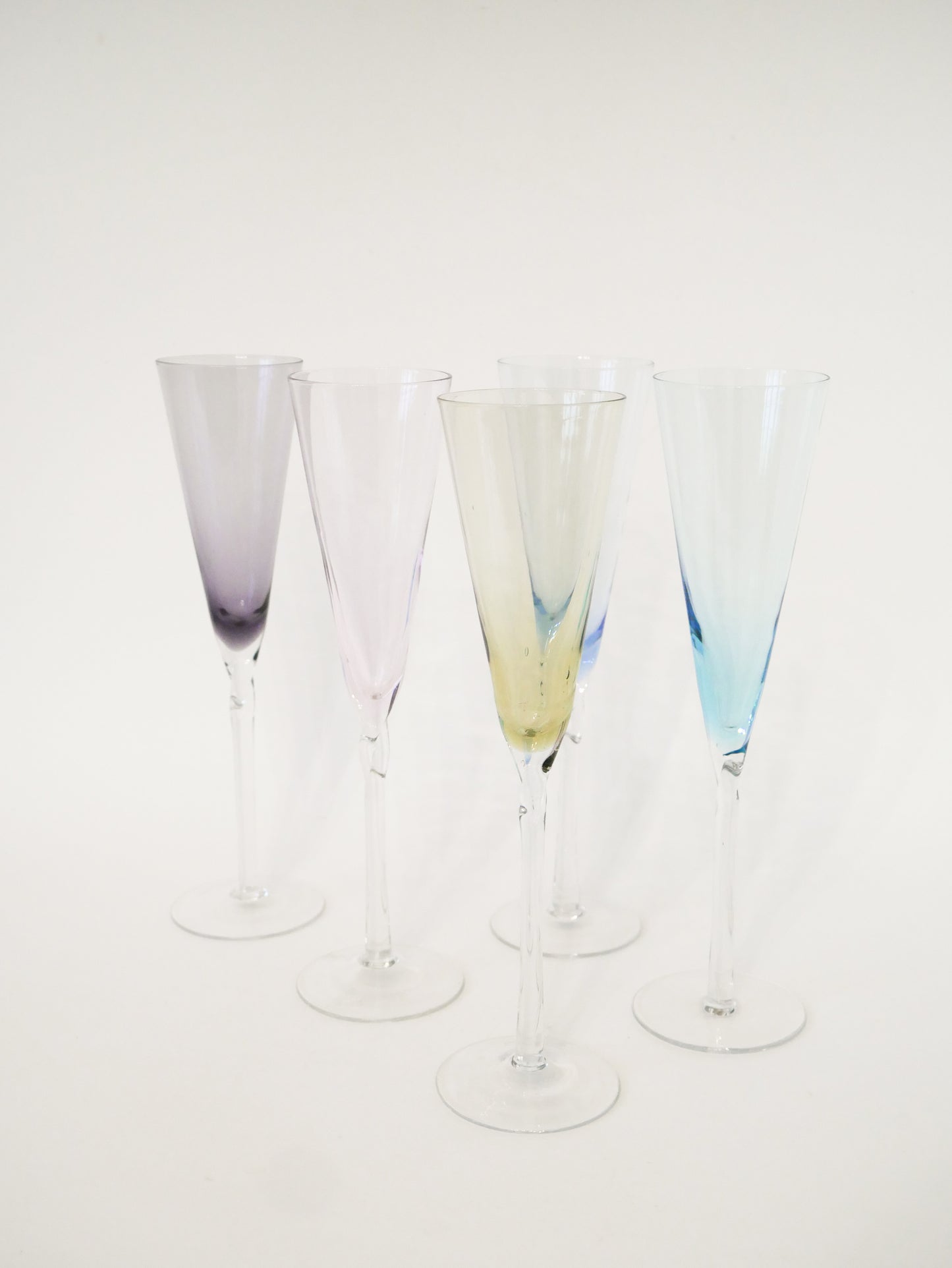 Ensemble de 5 flûtes à champagne en verre coloré, Design, 1970