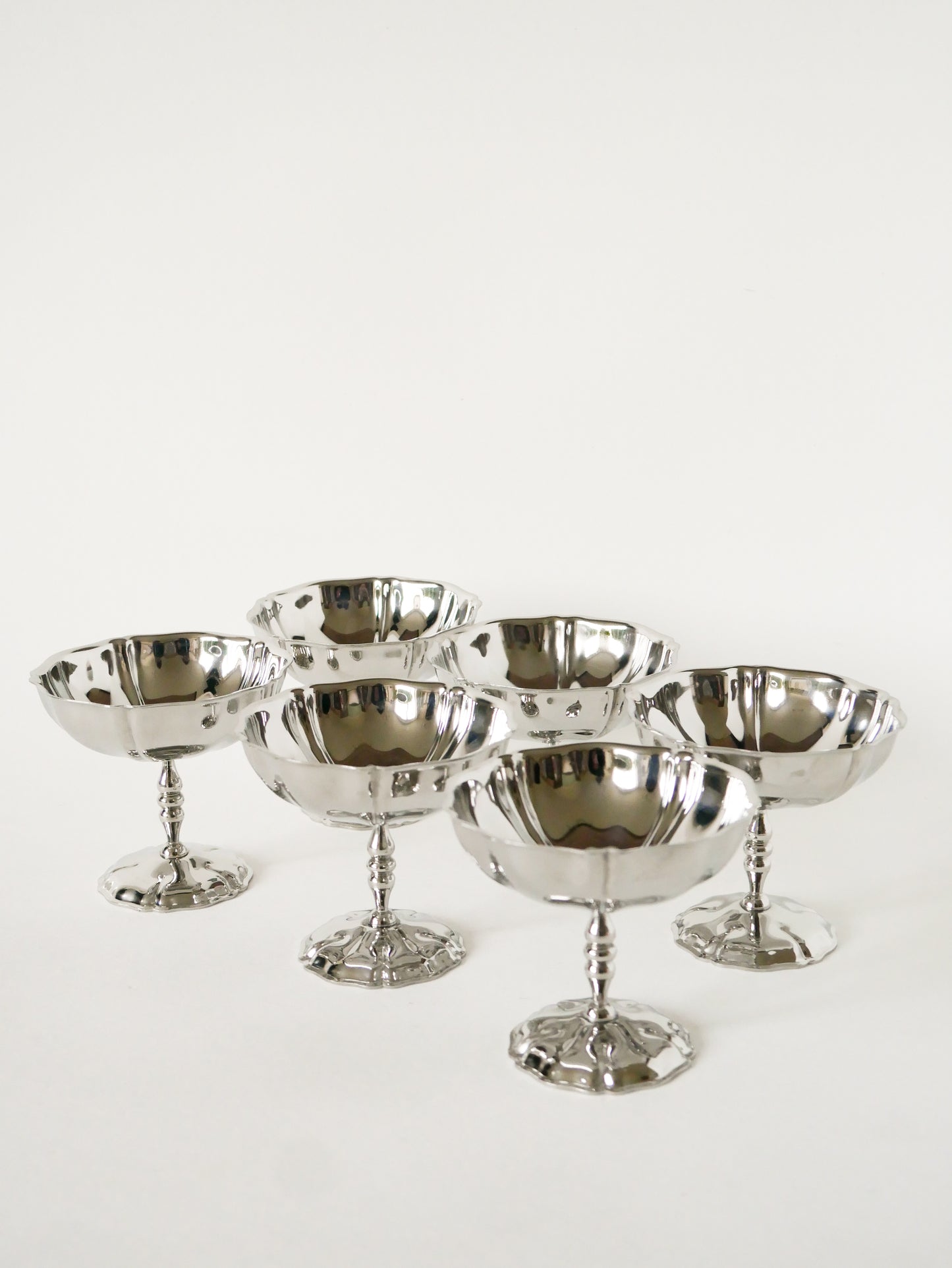 Ensemble de 6 coupes à glace en inox hautes, pieds fins travaillés, Design, 1970