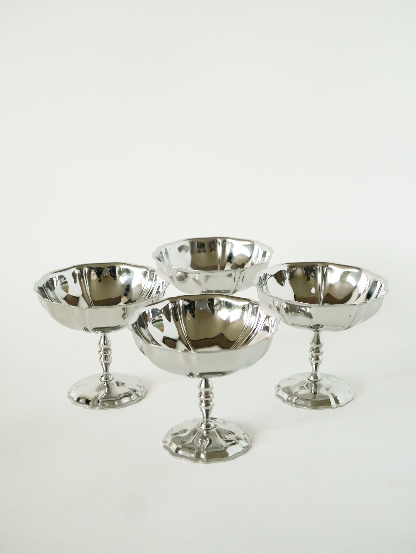 Ensemble de 4 coupes à glace en inox hautes, pieds fins travaillés, Design, 1970