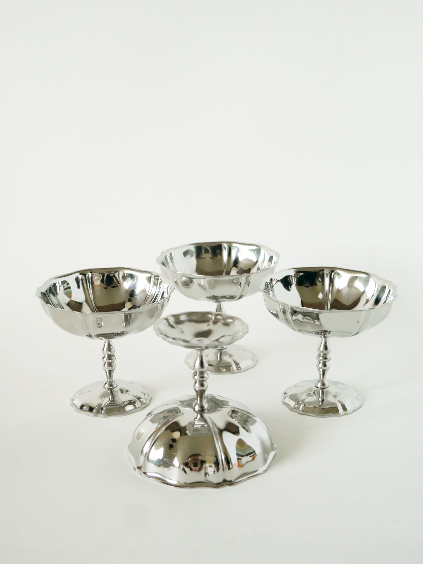 Ensemble de 4 coupes à glace en inox hautes, pieds fins travaillés, Design, 1970