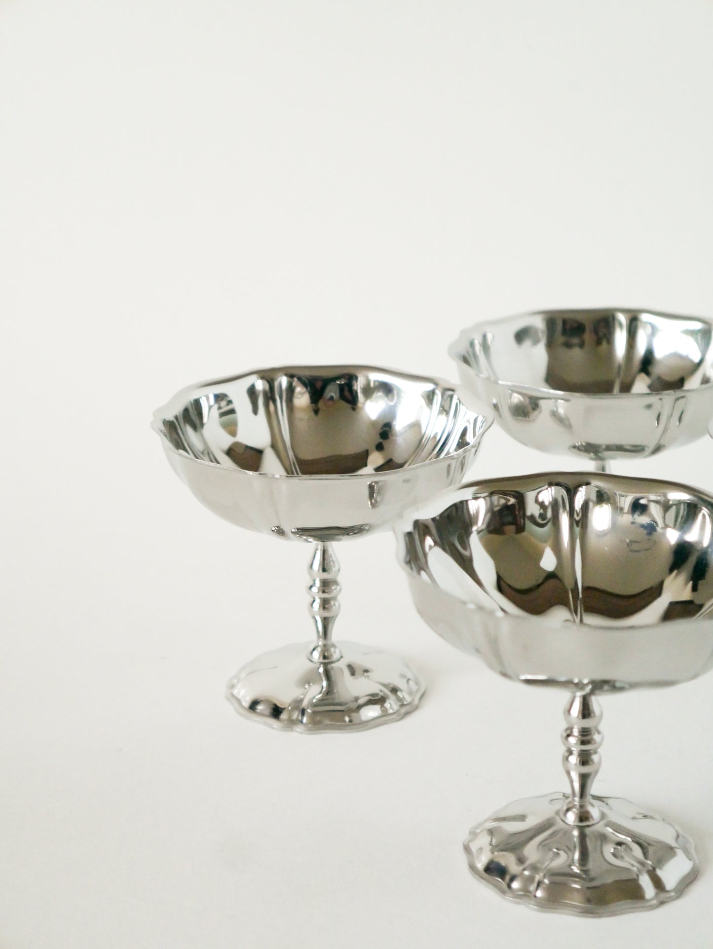 Ensemble de 4 coupes à glace en inox hautes, pieds fins travaillés, Design, 1970