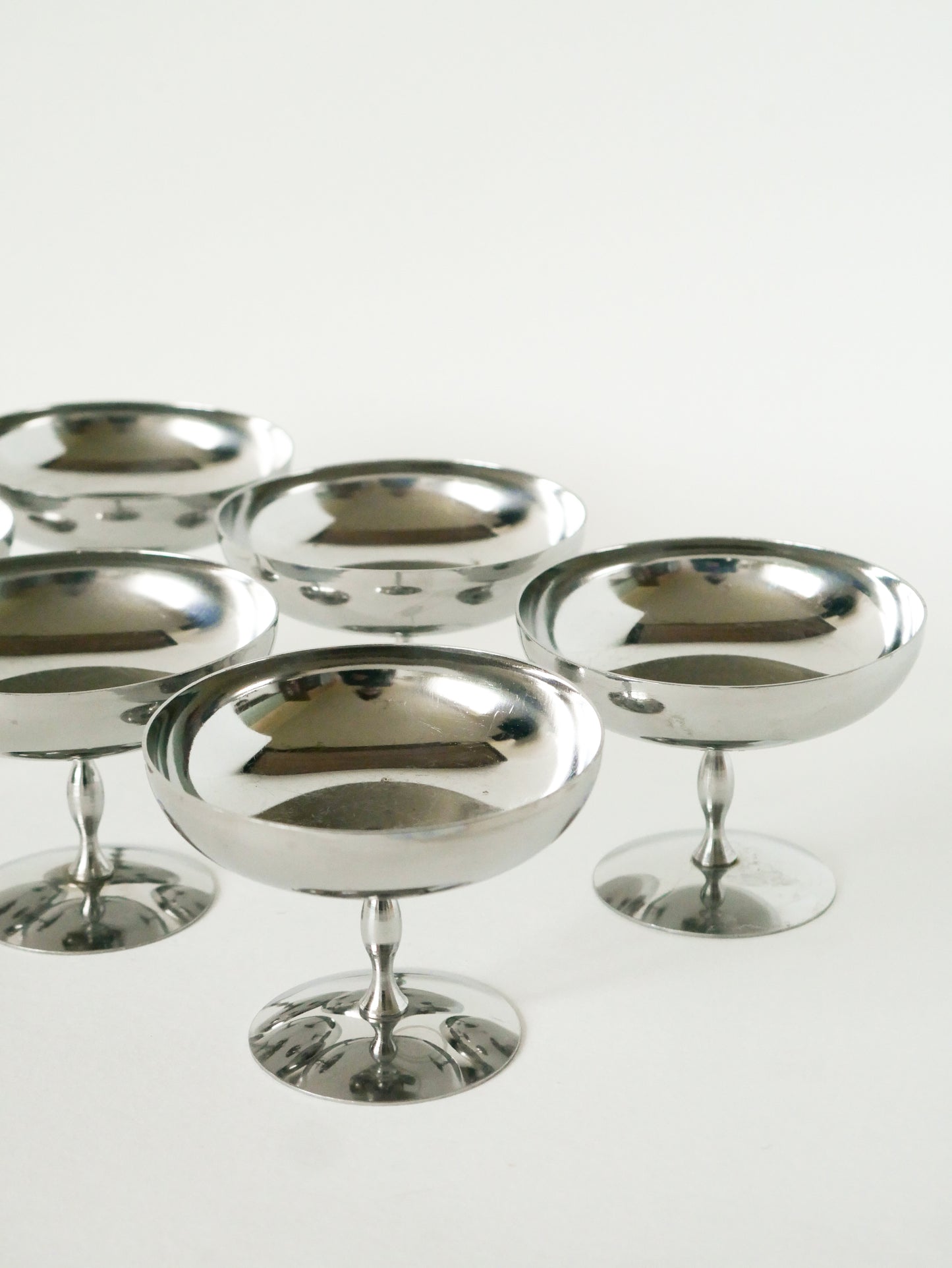 Ensemble de 6 coupes à glace en inox hautes, pieds fins forme libre, Design, 1970