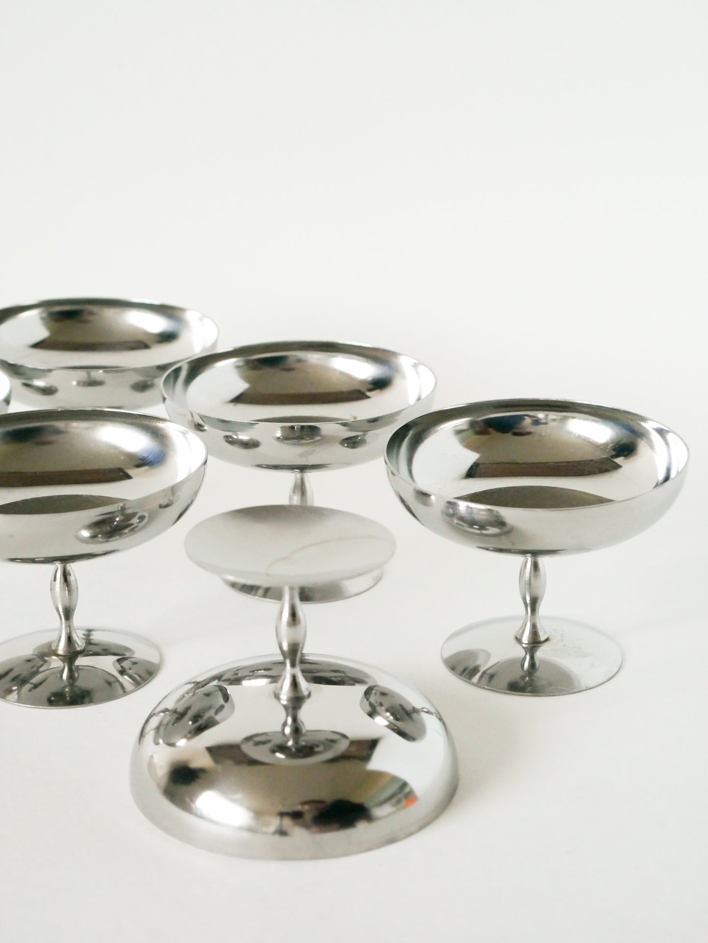 Ensemble de 6 coupes à glace en inox hautes, pieds fins forme libre, Design, 1970