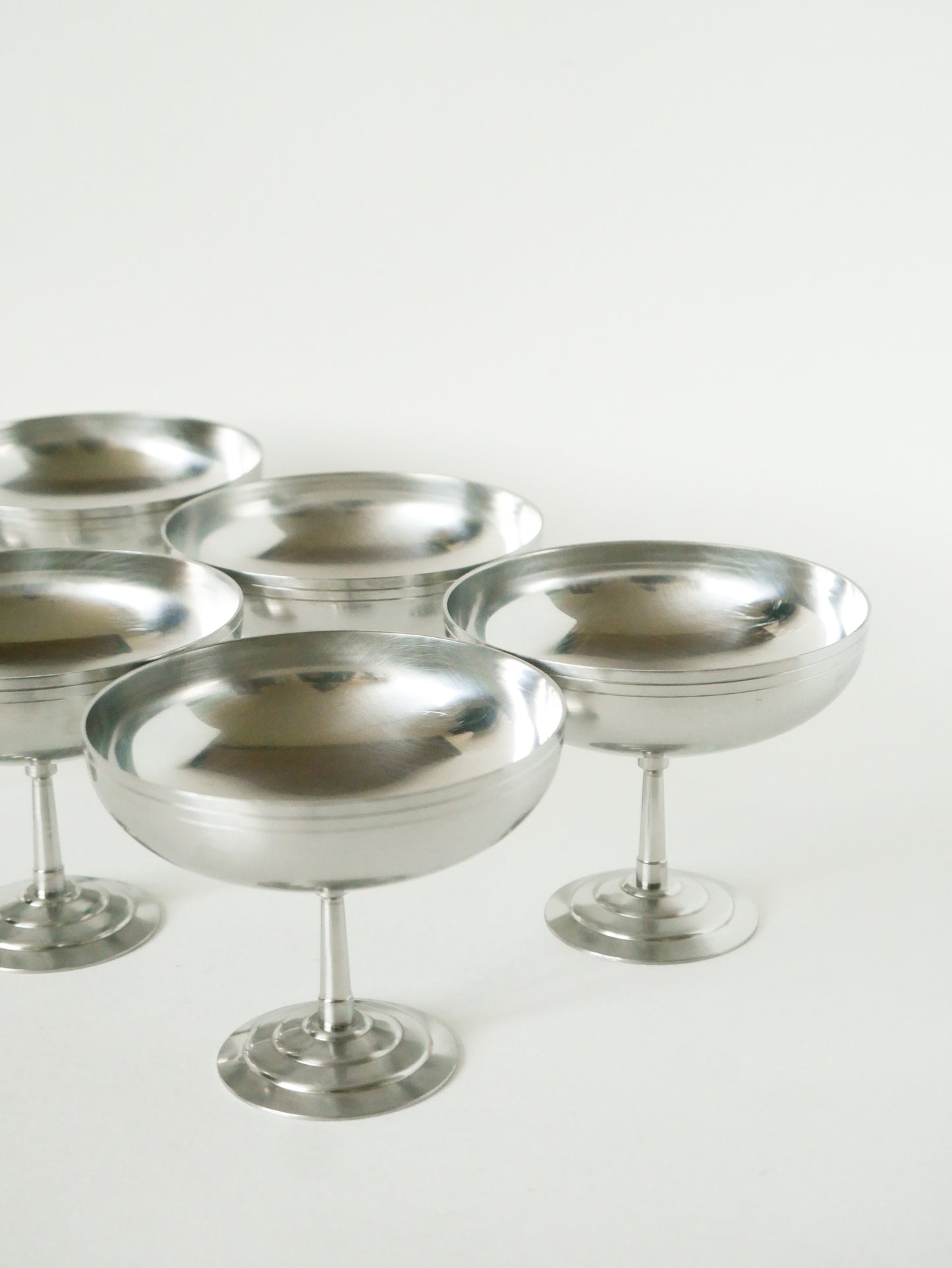 Ensemble de 6 très grandes coupes à glace en inox hautes, signées Letang-Remy, pieds fins, Design, 1970