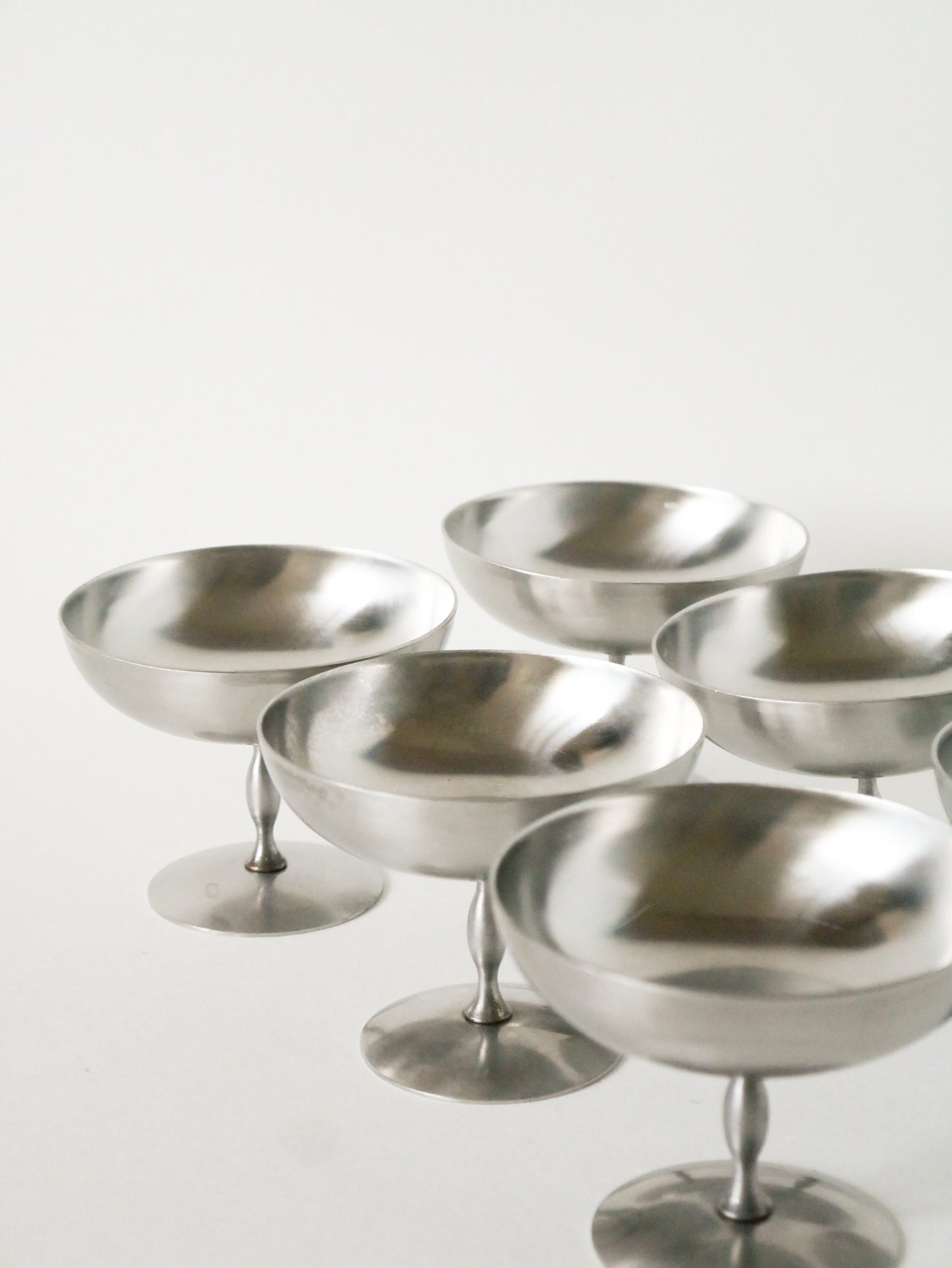 Ensemble de 6 coupes à glace en inox hautes et mats, pieds fins forme libre, Design, 1970