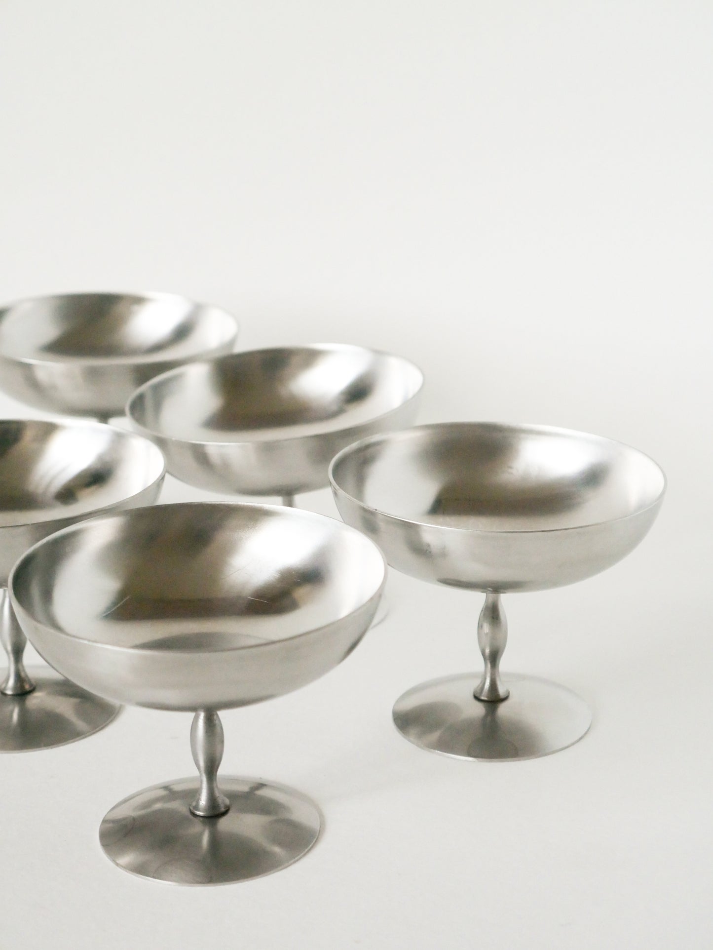 Ensemble de 6 coupes à glace en inox hautes et mats, pieds fins forme libre, Design, 1970