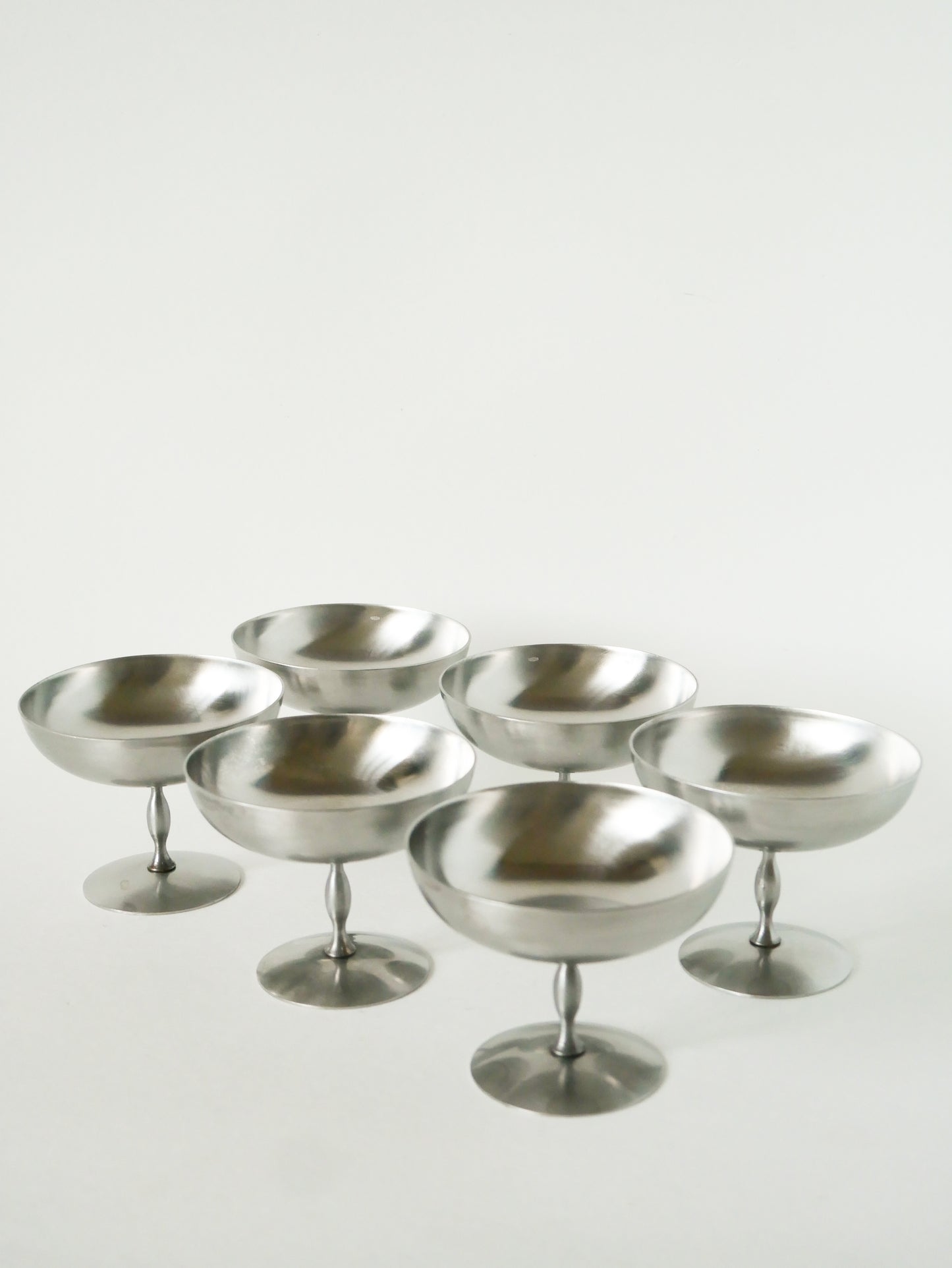 Ensemble de 6 coupes à glace en inox hautes et mats, pieds fins forme libre, Design, 1970