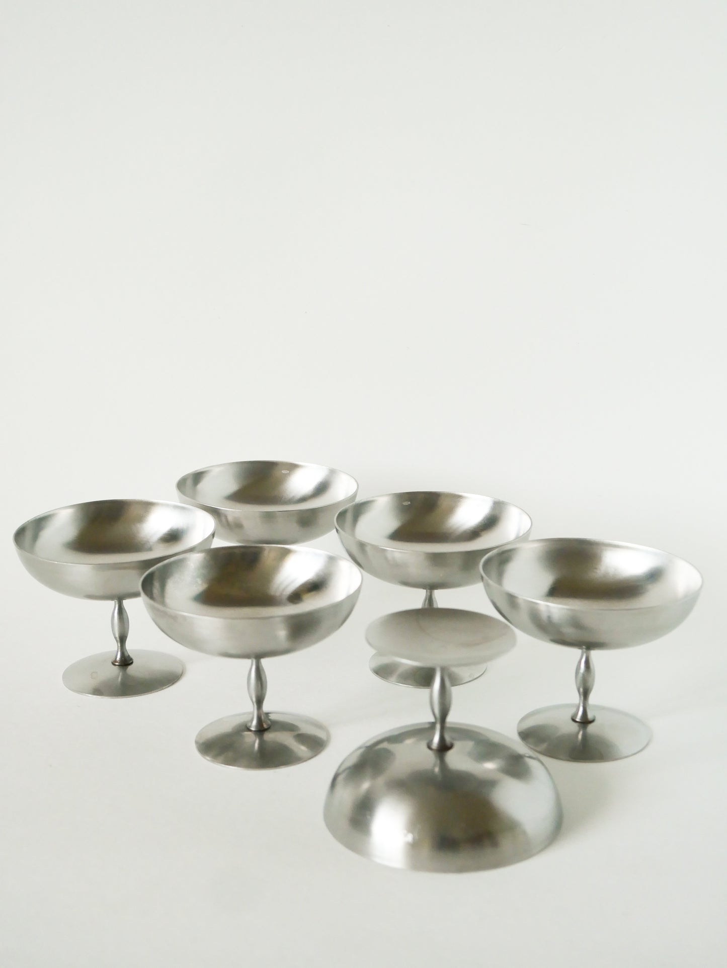 Ensemble de 6 coupes à glace en inox hautes et mats, pieds fins forme libre, Design, 1970