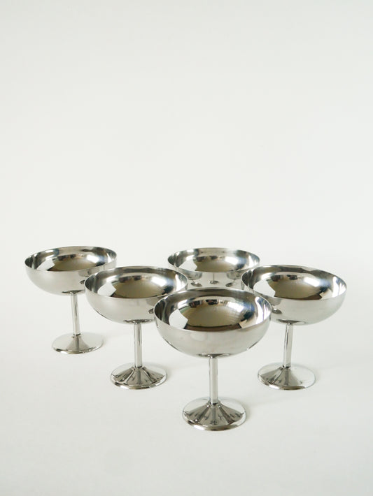 Ensemble de 5 grandes coupes à glace en inox hautes, pieds fins, Design, 1970 - 9.5 X 9 cm